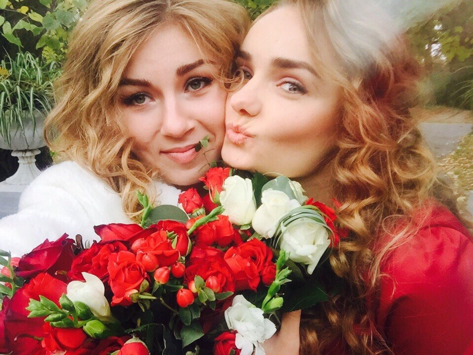 Фото — подготовка лица к нанесения макияжа;
— коррекция формы бровей;
— коррекция лица;
— нанесения макияжа глаз (сверхустойчивые текcтуры), стрелки;
— макияж губ;
— обработка зоны декольте;