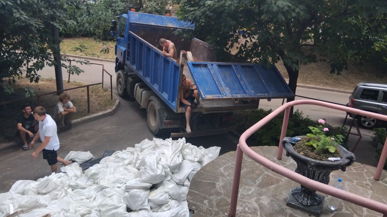 Фото Демонтували стіни, зафасували мішки та вивезли будівельне сміття