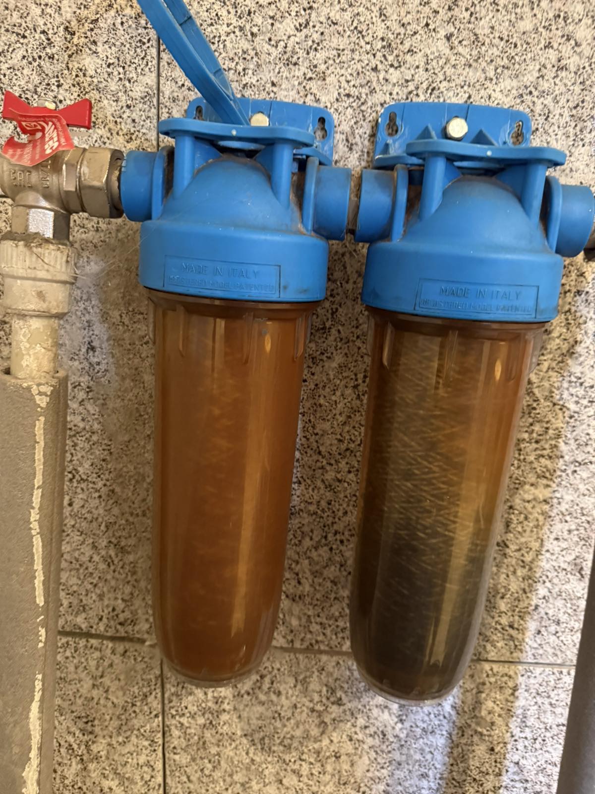 Фото Заміна картріджів у фільтрувальній системі