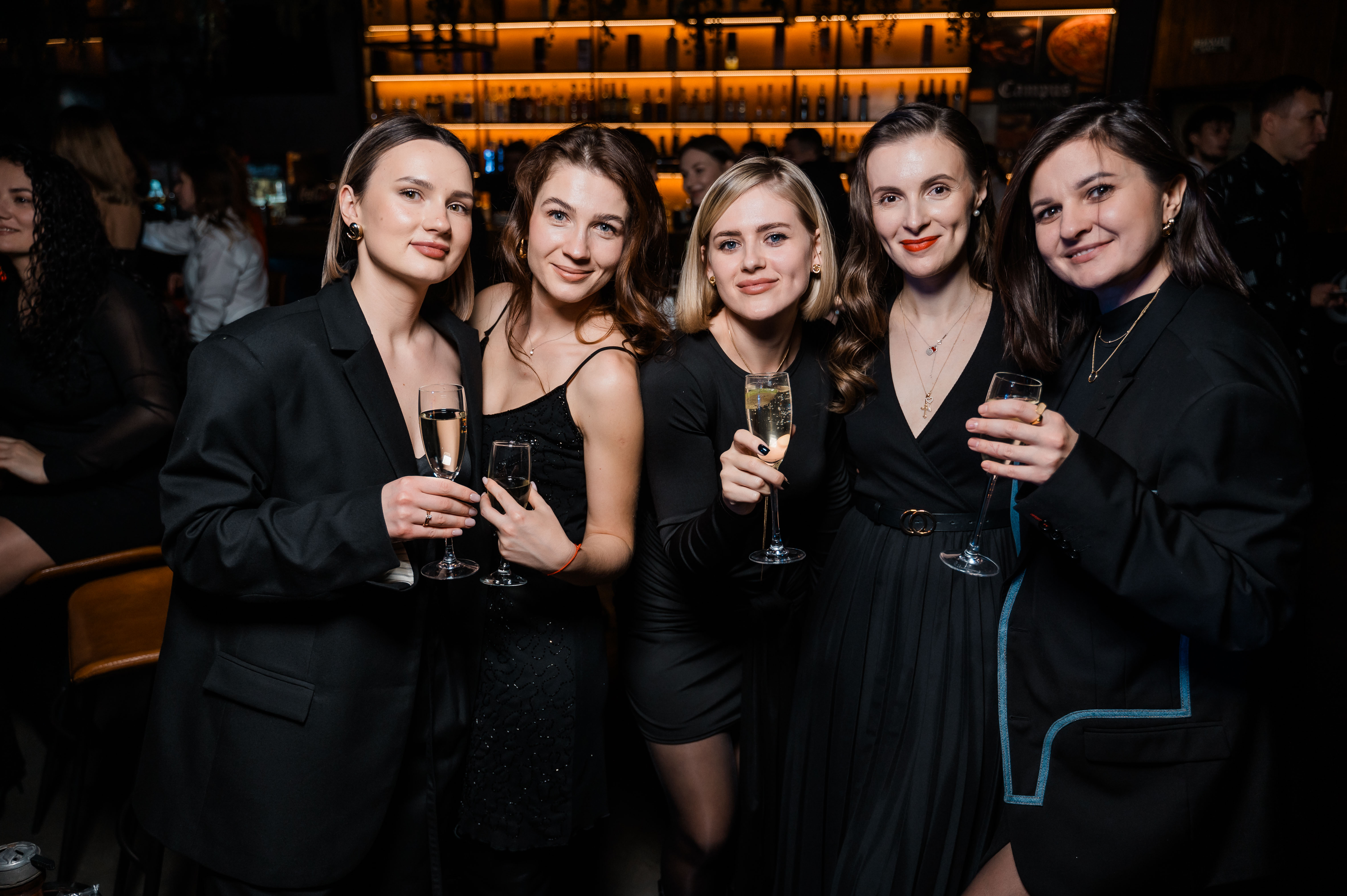 Фото Репортажна зйомка — це мистецтво ловити життя в русі: справжні емоції, живі реакції, події без постановки. Такий стиль показує професіоналізм фотографа у вмінні швидко реагувати, працювати в динамічному середовищі й передавати атмосферу події. Репортажні фото — це не лише документ, а й сильна візуальна історія, що слугує потужною рекламою для подальших проєктів та замовлень.
