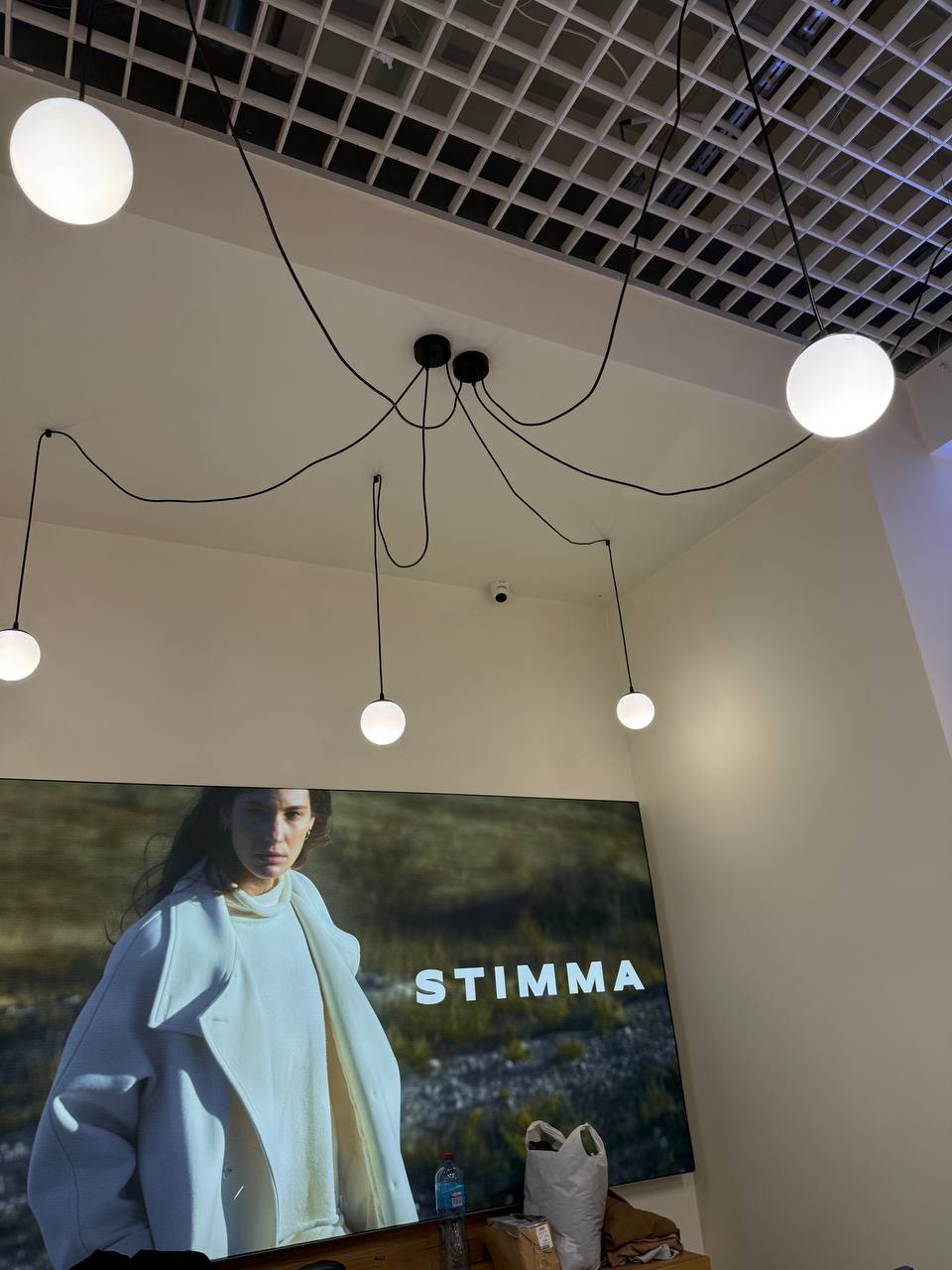 Фото В ТРЦ караван outlet в магазині одягу було встановлено аналогові камери відеоспостереження бренду Hikvision для перегляду за працівниками магазину і для відвідувачів магазину.