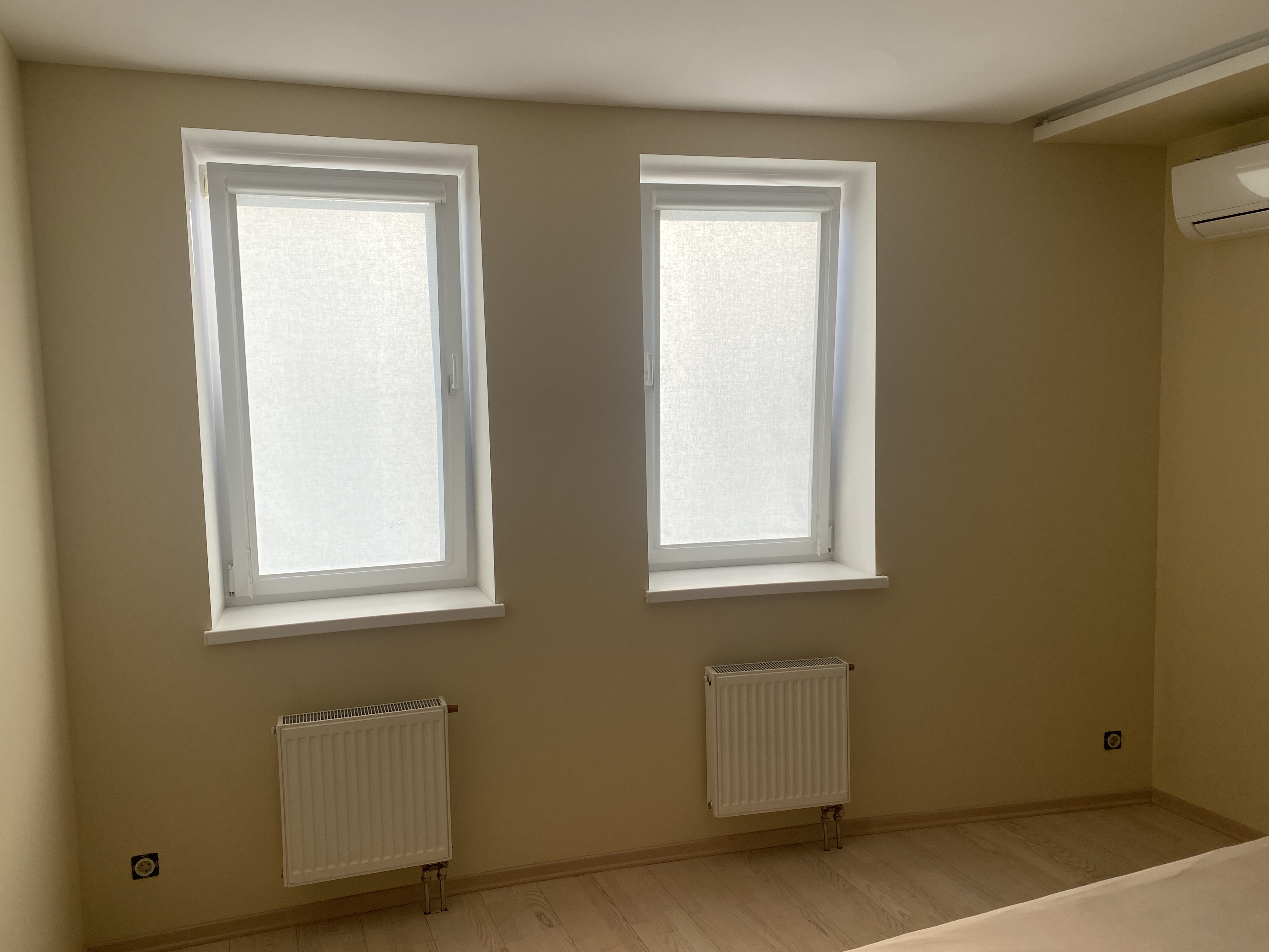 Фото Фарбування стіни під колір 