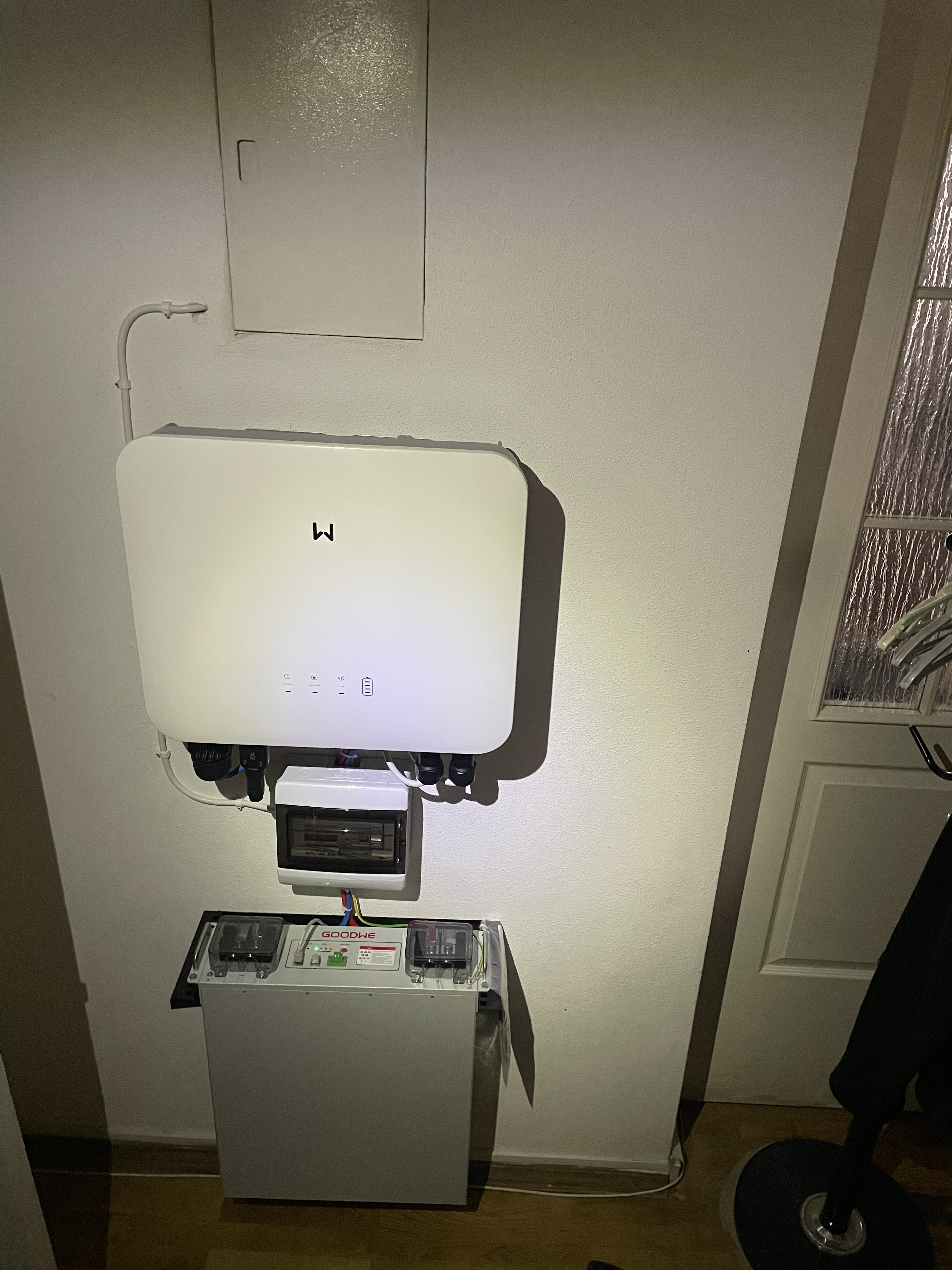 Фото Встановлення інвертора GoodWe GW6000- ES-20 + батарея GoodWe Lynx A G3 Series 5 кВт·ч