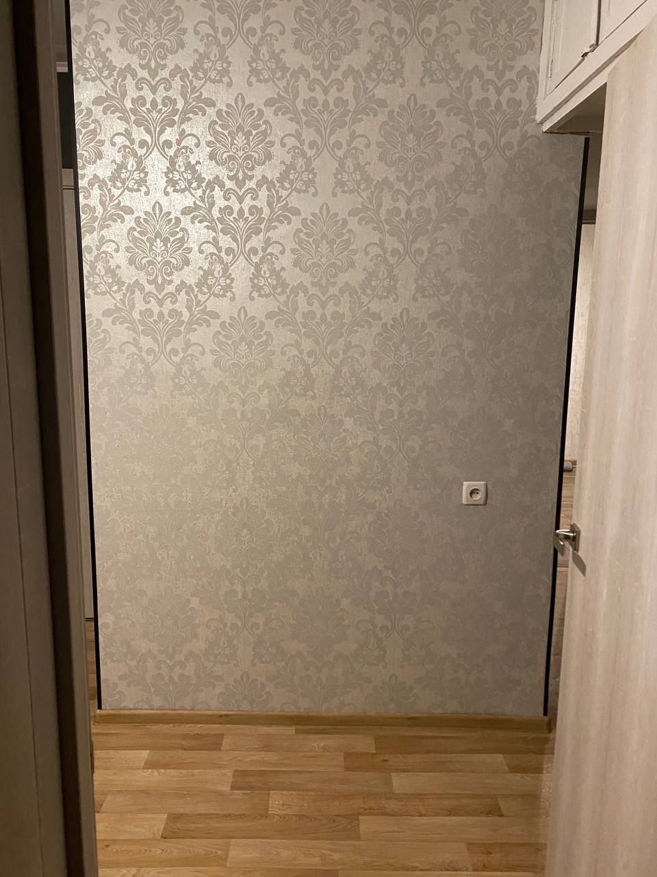Фото Поклейка шпалер 3