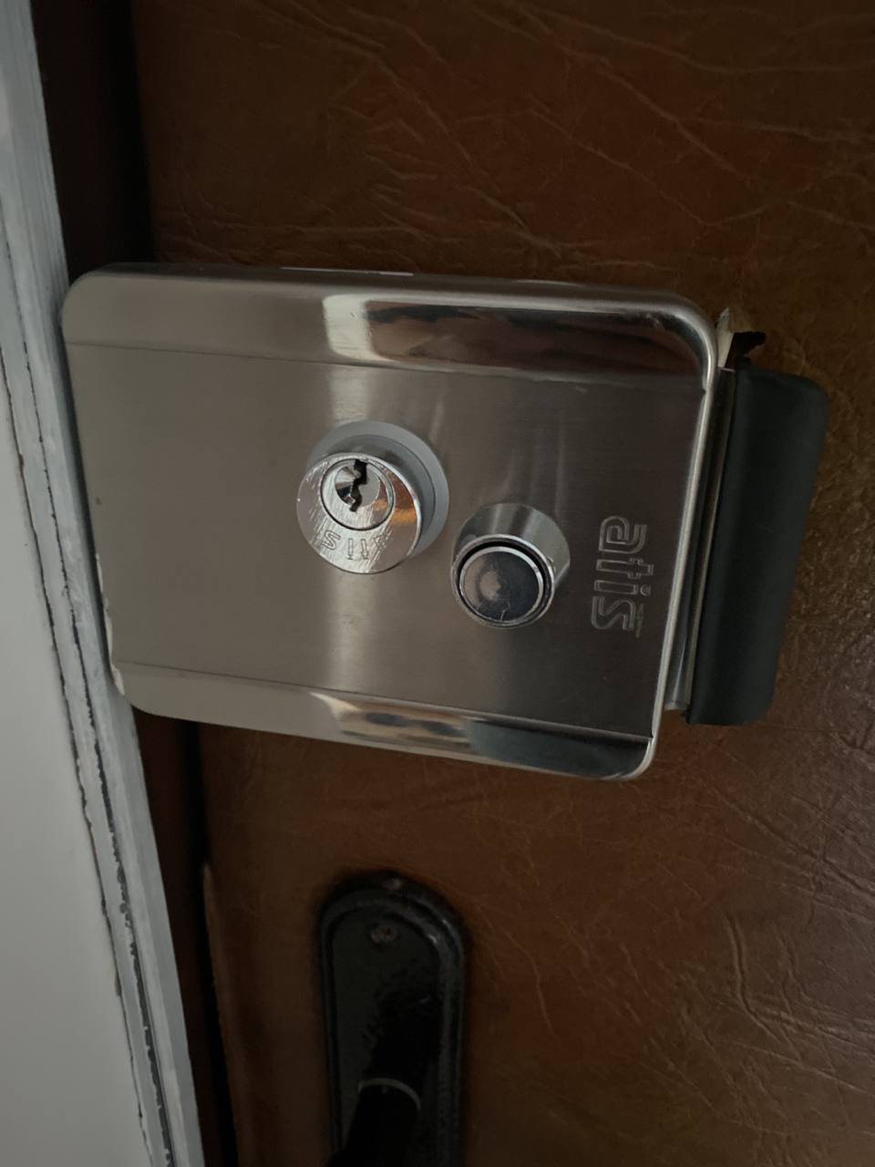 Фото Ремонт заміна електро магнітного замка