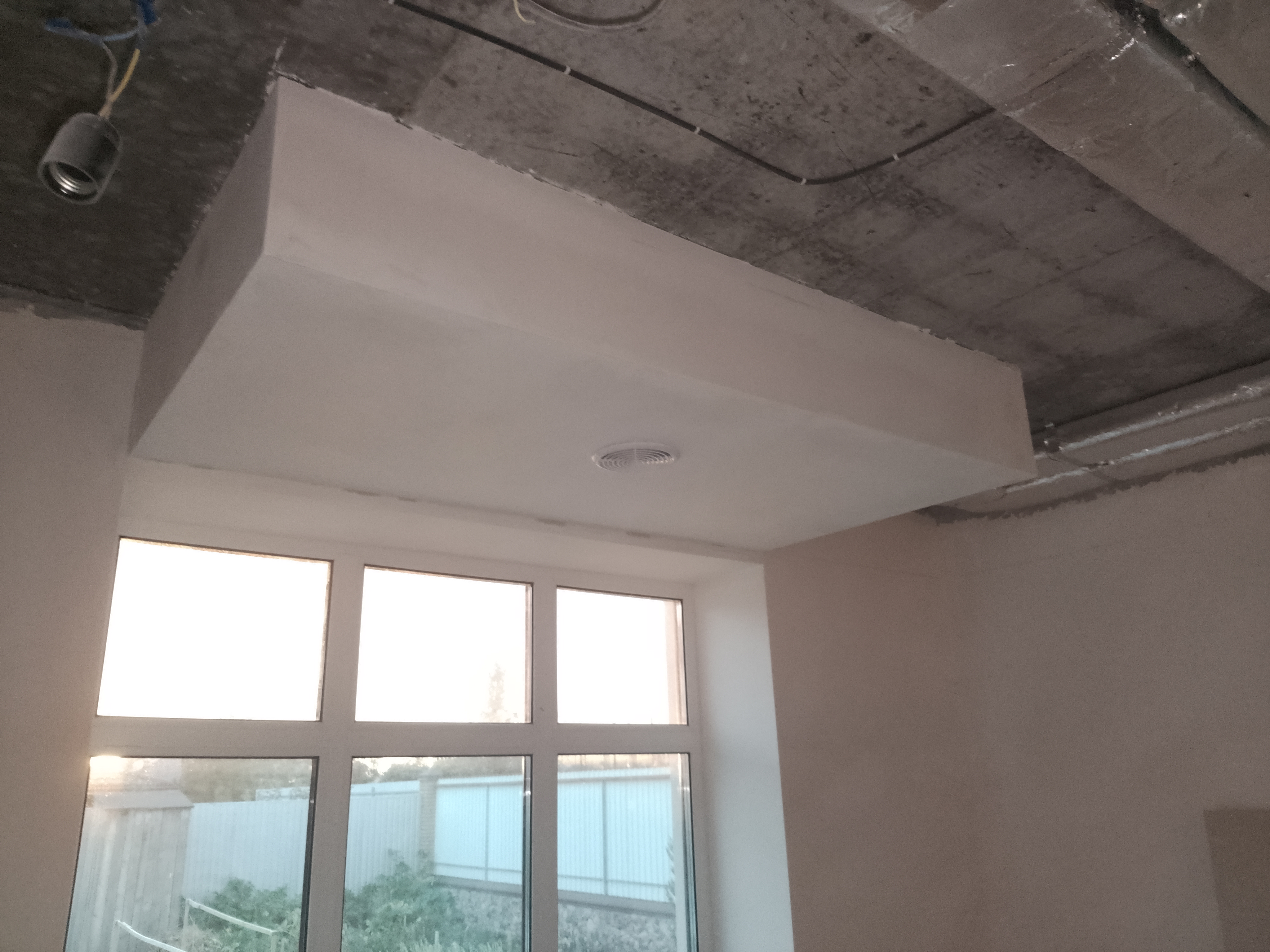 Фото короб з гіпсокартону підготовлений під фарбування 