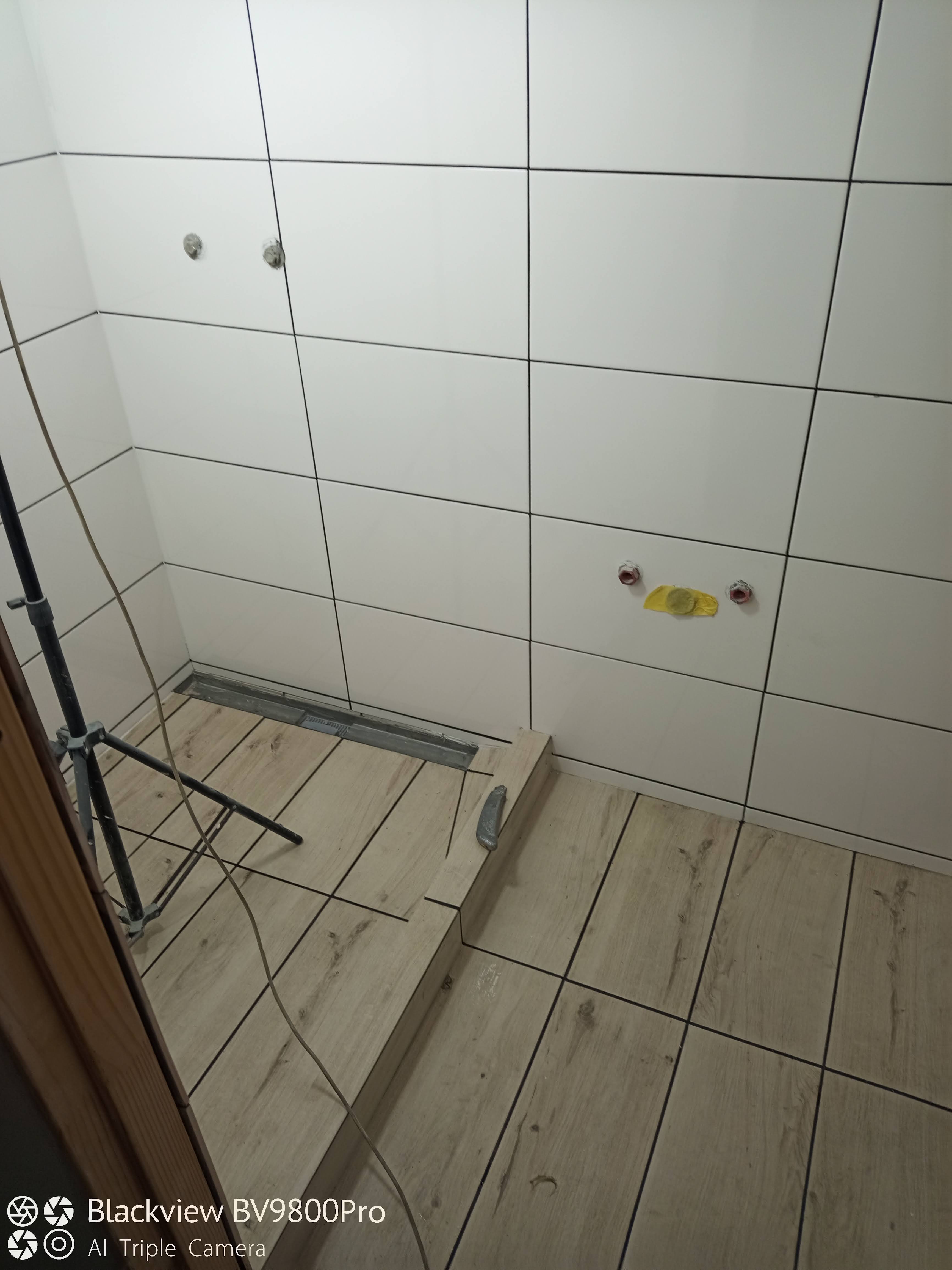Фото Укладання плитки а також відрізання під кутом 45⁰