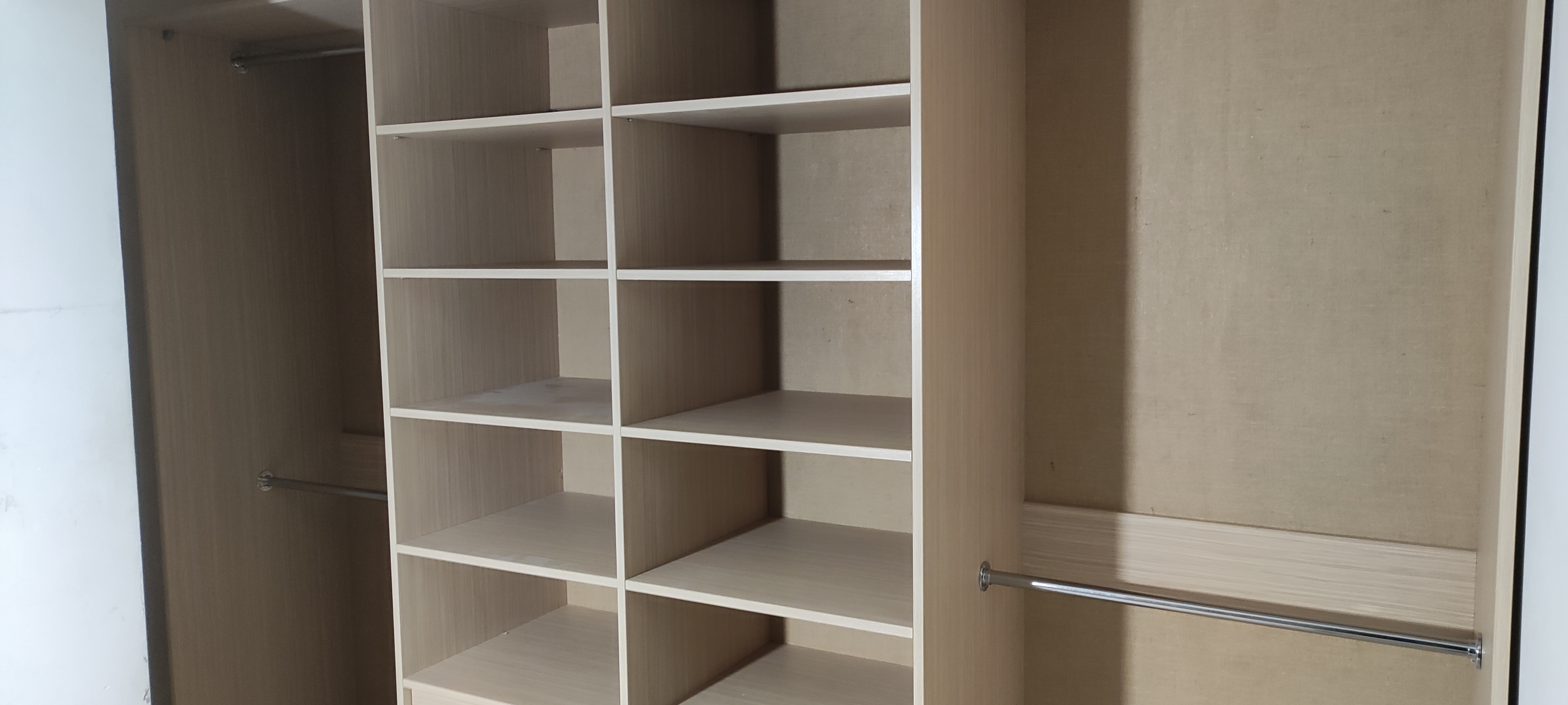 Фото перевезення і збірка гардеробу, з виготовленням і обклеєнням задньої стінки тканиною