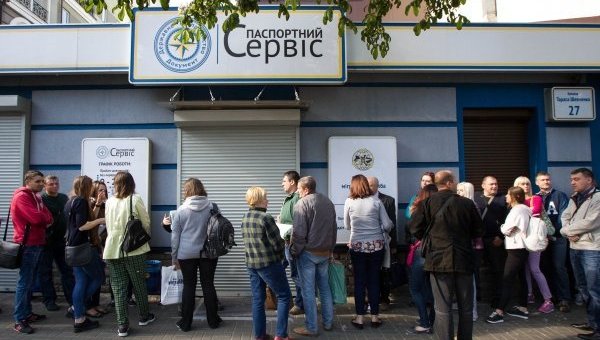 Фото Постоять в очереди за биометрическим паспортом.