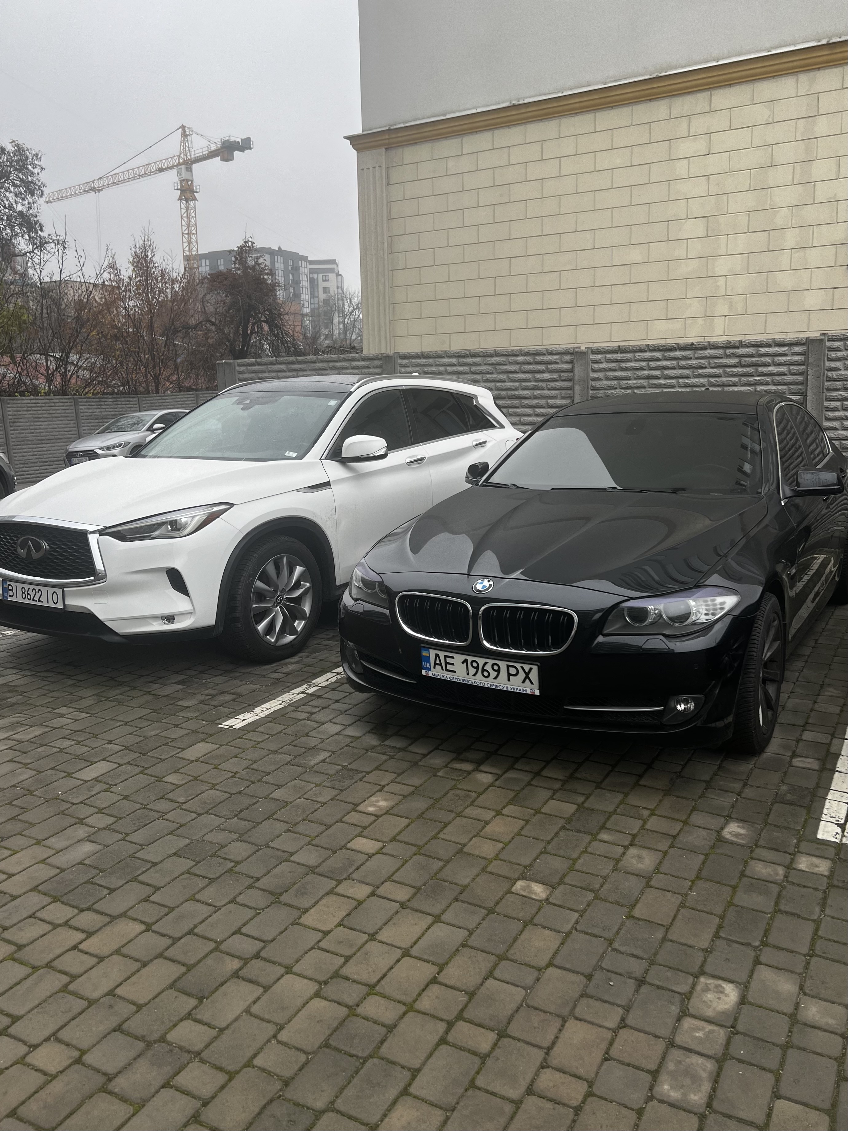 Фото Індивідуальні перевезення, трансфер автомобілем бізнес класу BMW 528 , або преміальним кросовером Infiniti QX50, оренда авто з водієм, доставка. Зустріч та доставка в будь-яку локацію по місту та по території України. Також :
• тверезий водій
• сімейний водій
• водій вихідного дня
• авто з водієм на святкування, весілля