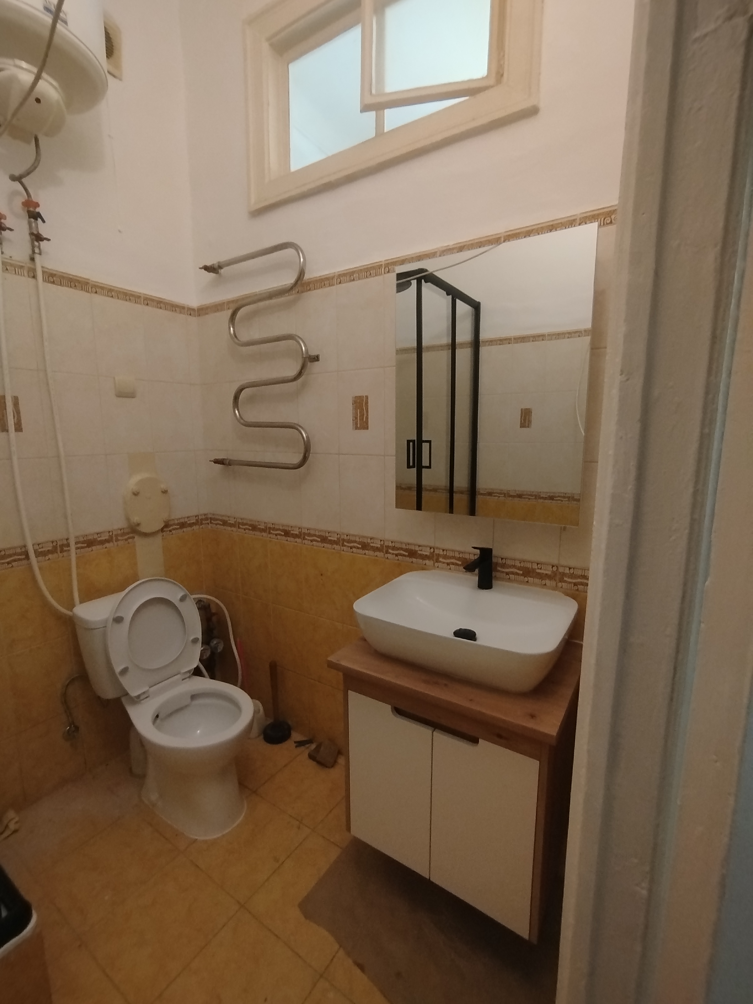 Фото Збірка та монтаж підвісної тумби з раковиною на столешню/монтаж підвісної шафи-дзеркала/монтаж унітазу 