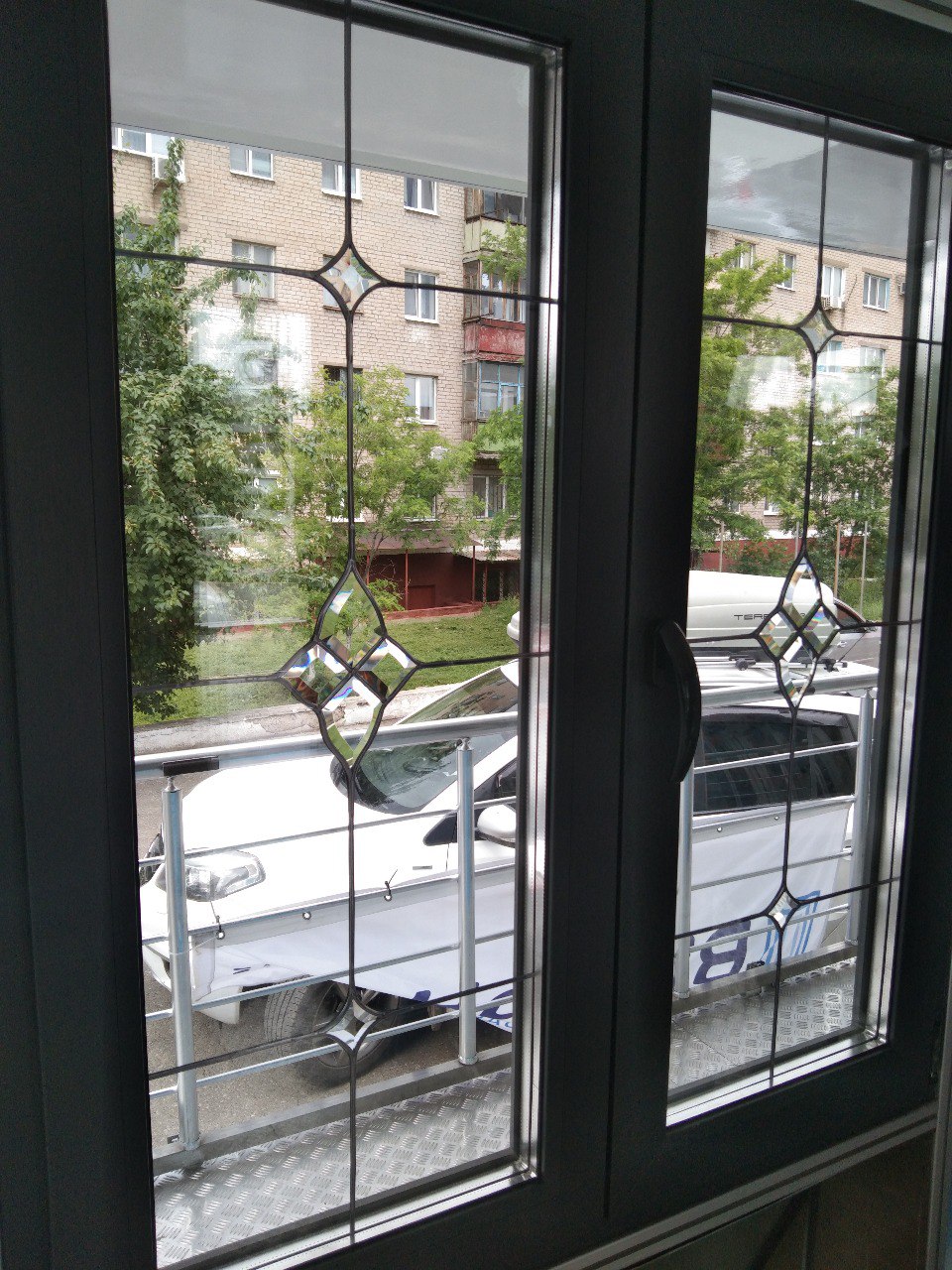 Фото Вікна з шпросами та візерунками.