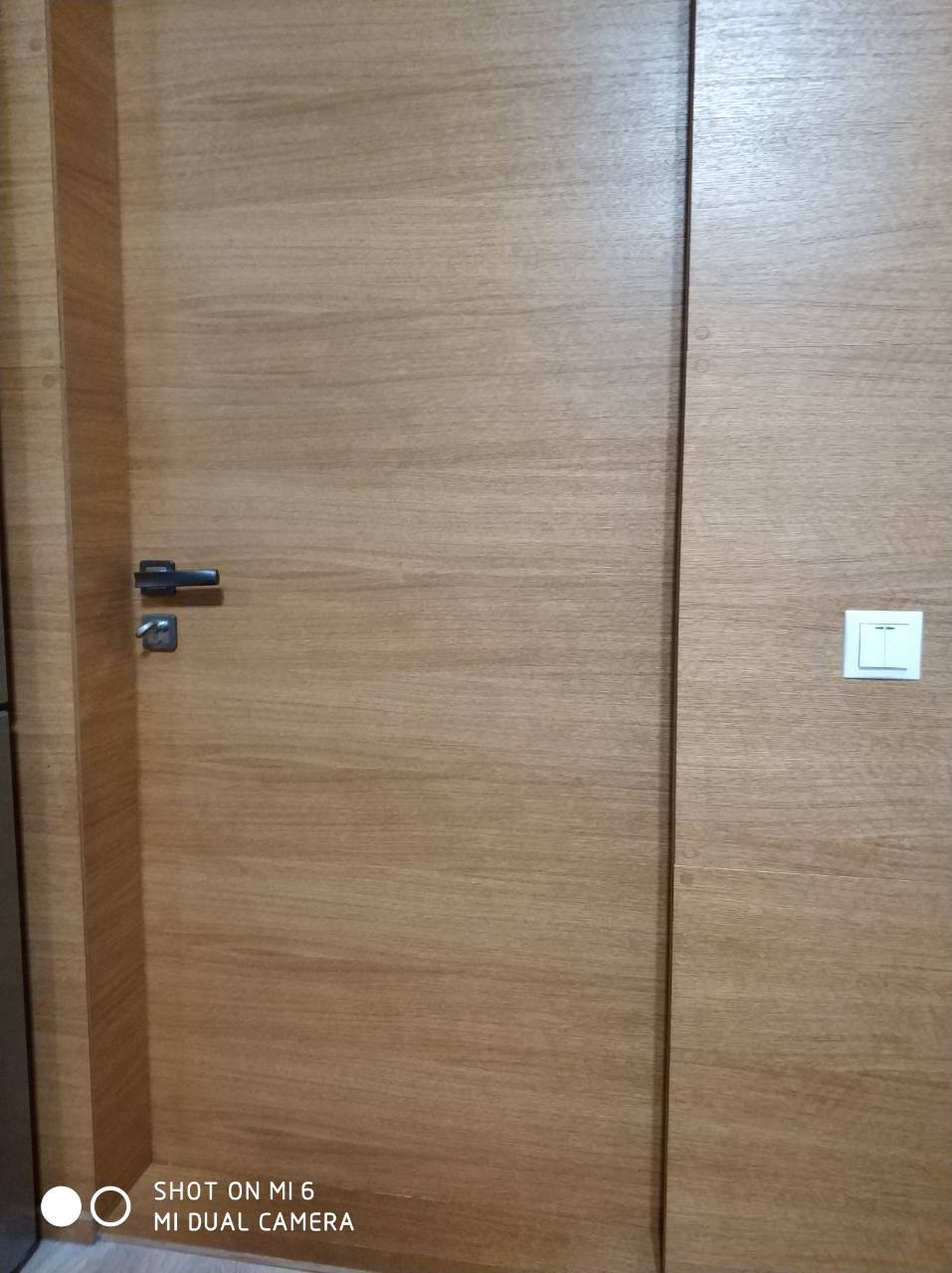 Фото Шумоизоляция  софтбордом, оббито фанерой в шпоне, дверь тоже с шумоизоляцией, замки врезные и электрика 