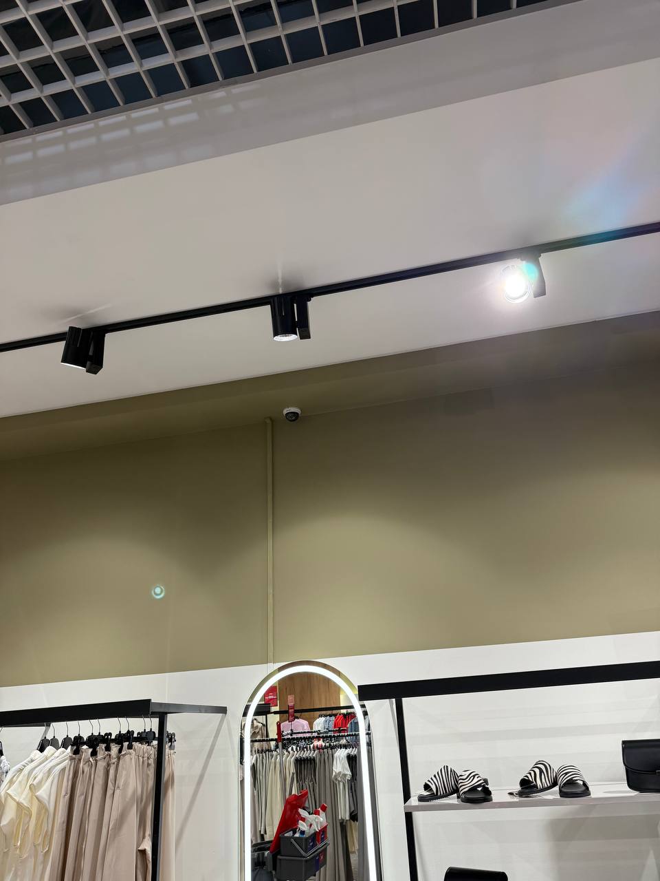 Фото В ТРЦ караван outlet в магазині одягу було встановлено аналогові камери відеоспостереження бренду Hikvision для перегляду за працівниками магазину і для відвідувачів магазину.