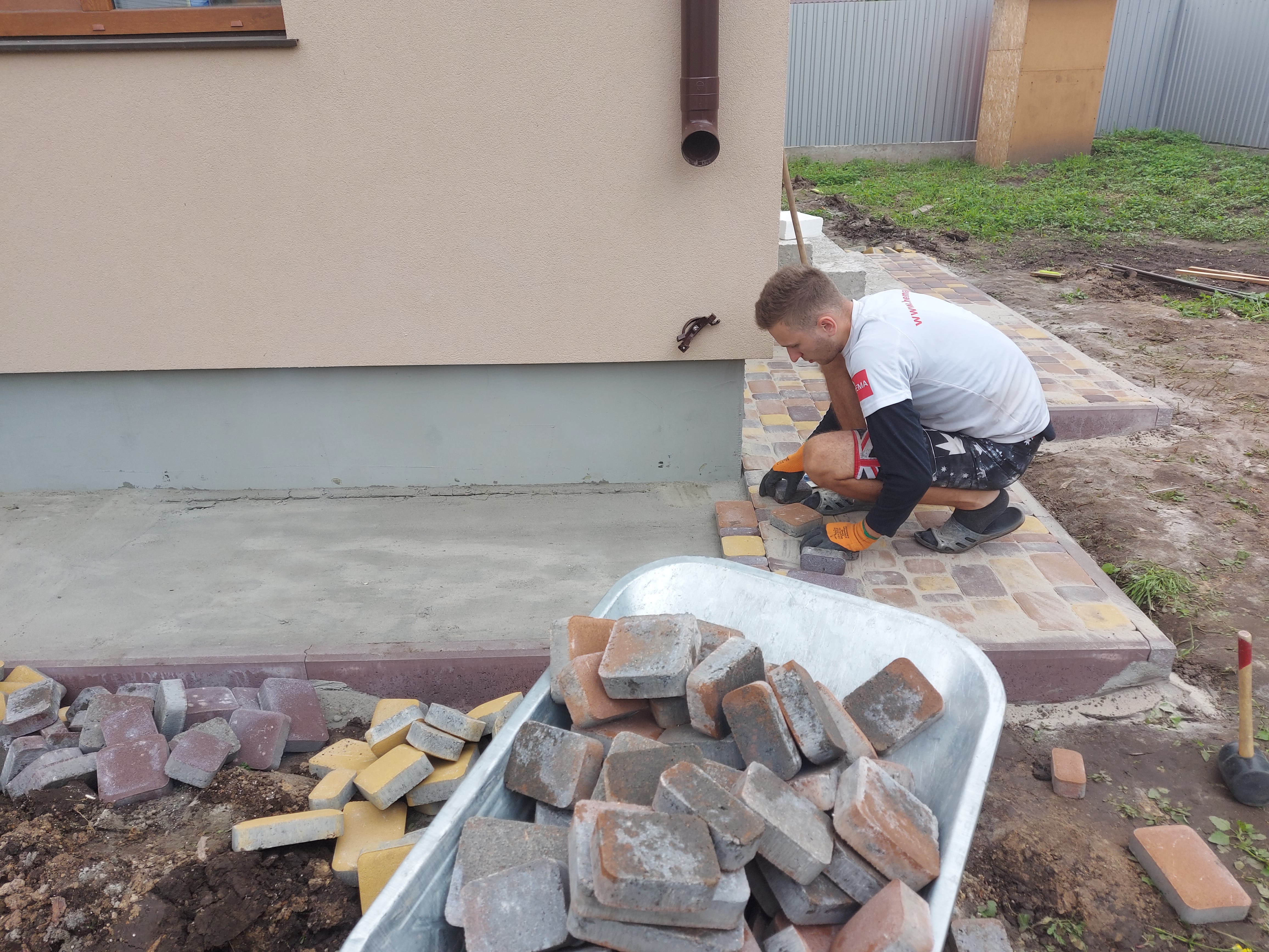 Фото Укладання тротуарної плитки (ФЕМ) "Старе місто" Бориспіль Київська обл.)
Загальний об'єм 108м².