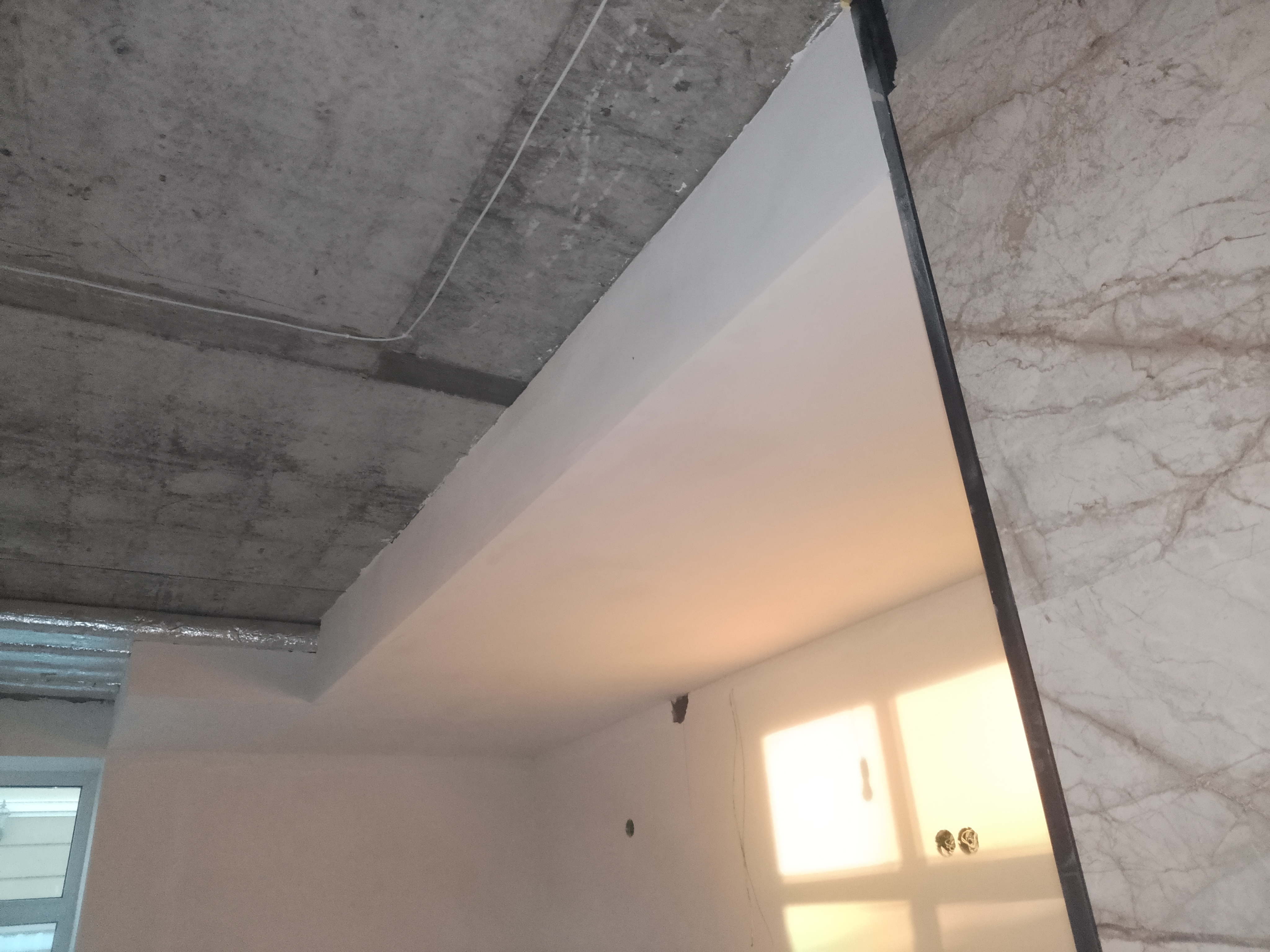 Фото короб з гіпсокартону підготовлений під фарбування 