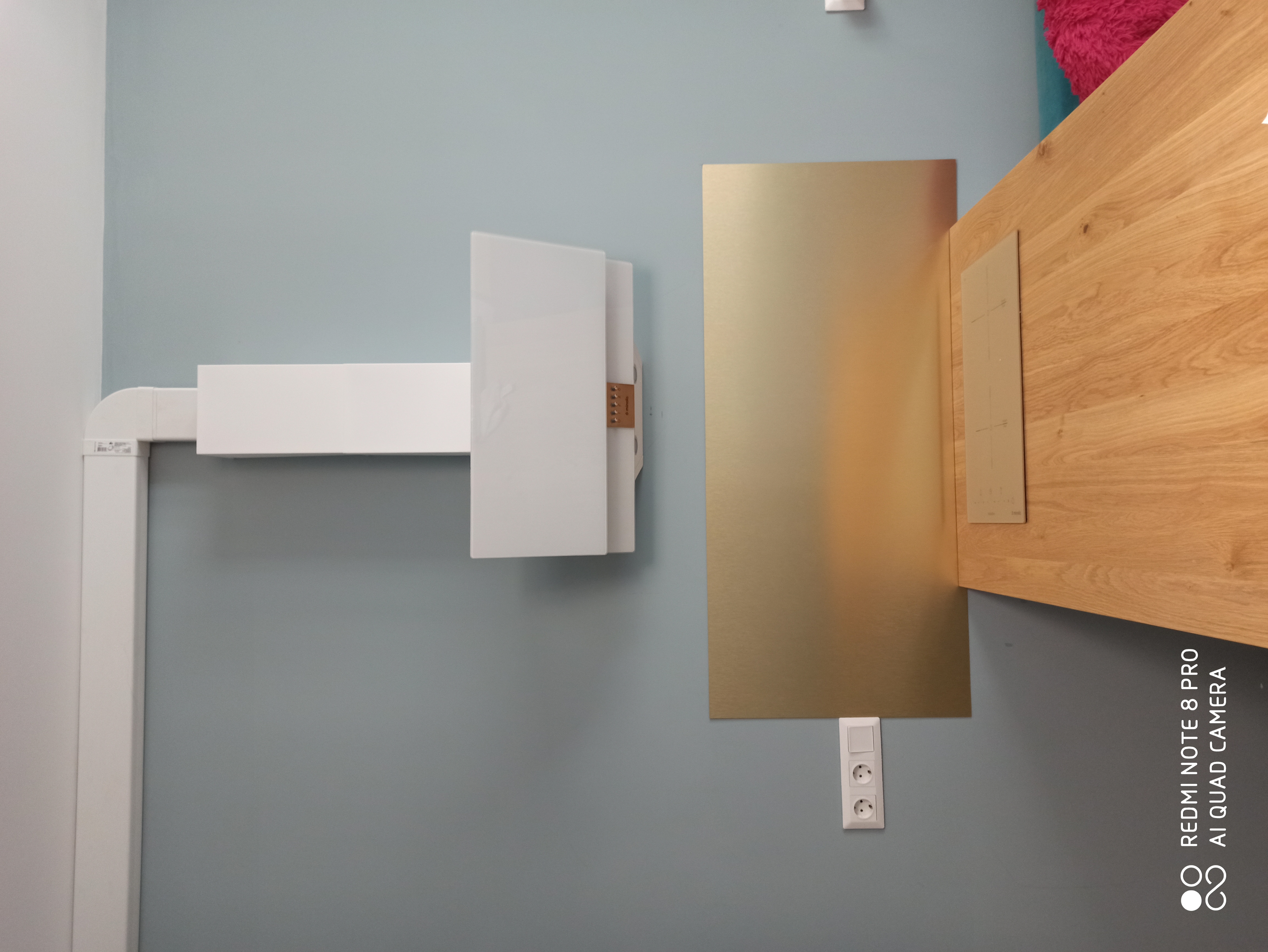 Фото Монтаж вытяжки на стену