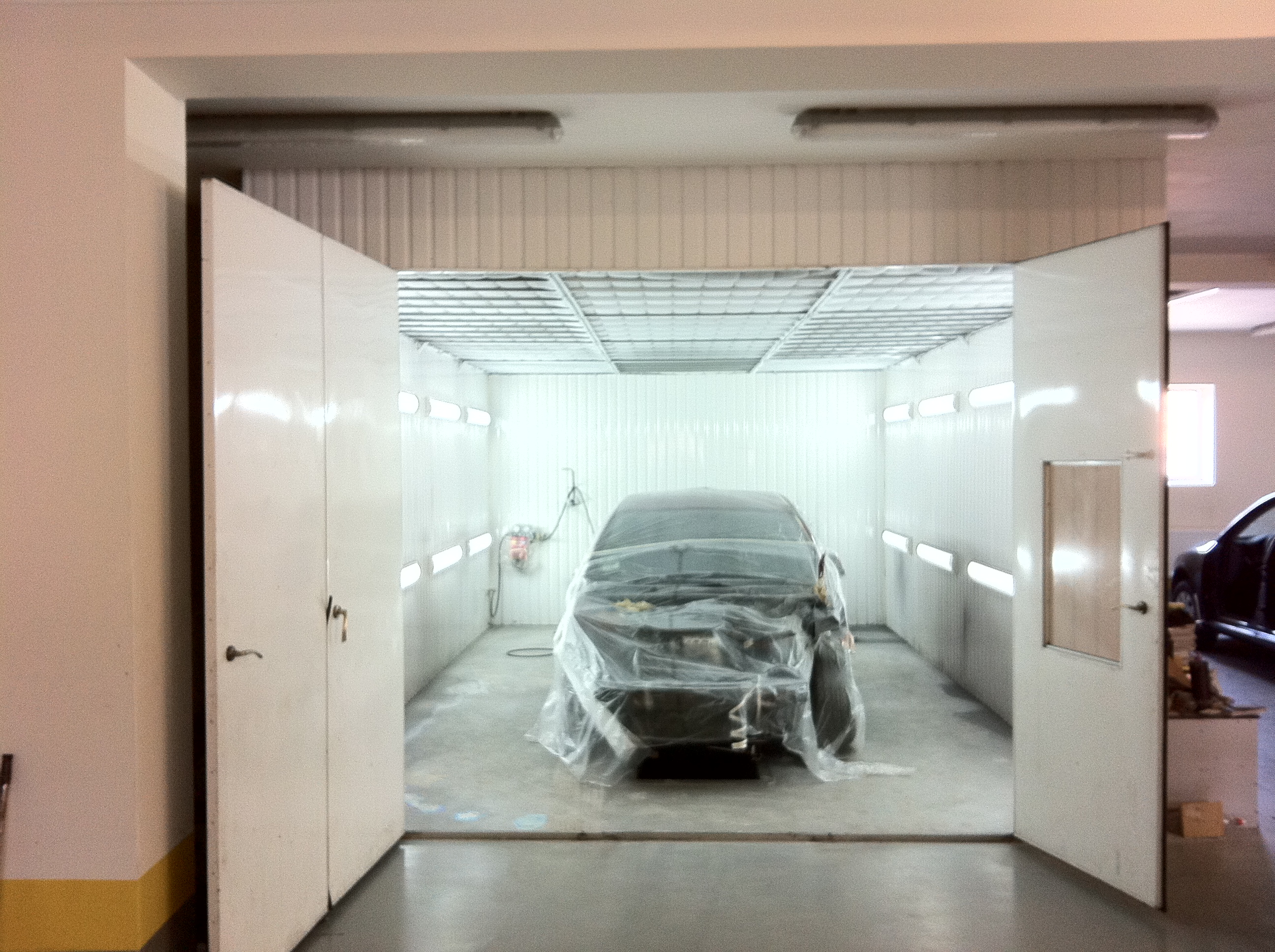 Фото Кваліфіковані спеціалісти здійснюють всі види малярних та рихтувальних  робіт. 
Комп’ютерний підбір фарб.
Автомагазин. Запасні частини.
Відновлення геометрії кузова автомобіля з застосування платформенного стапелю.
Автомагазин.
Зварювання аргоном.
