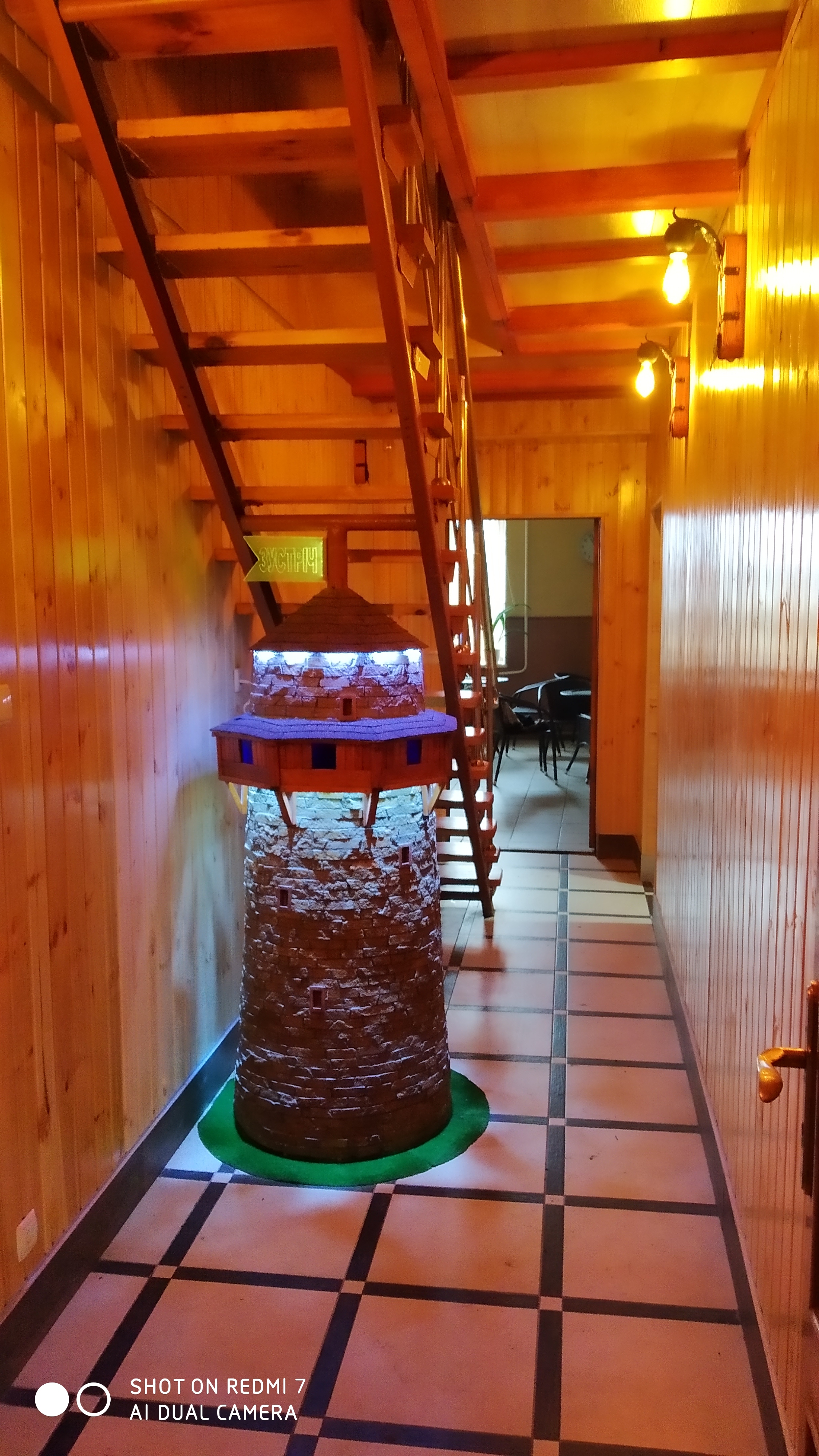 Фото Копия башни с подсветкой высота 1,6, выполнена из натурального камня, дуба цветного стекла и кровли. Если есть ИДЕЯ то я помогу вам ее воплотить!