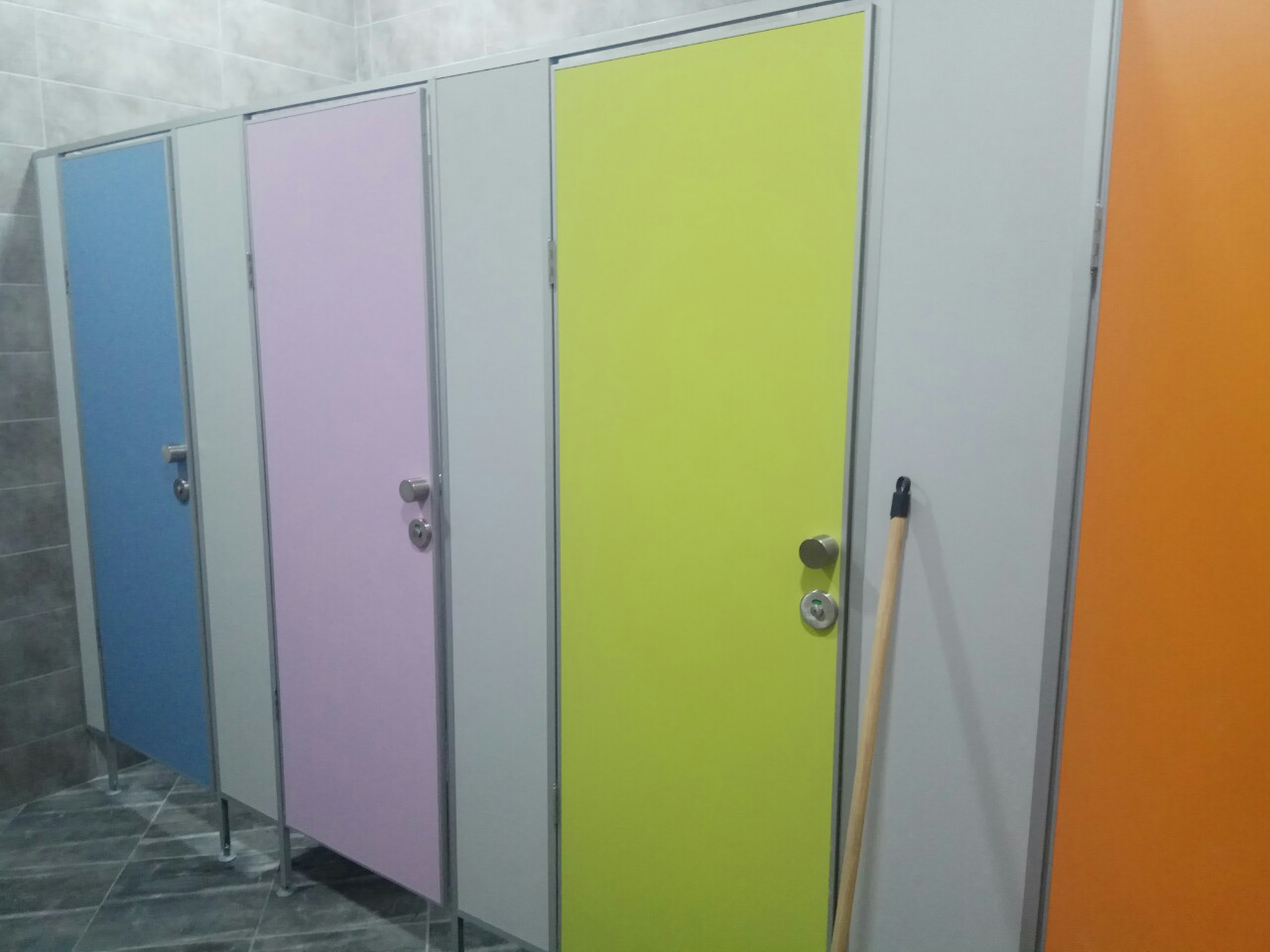 Фото Изготовление и монтаж офисных/сантехнических перегородок 3