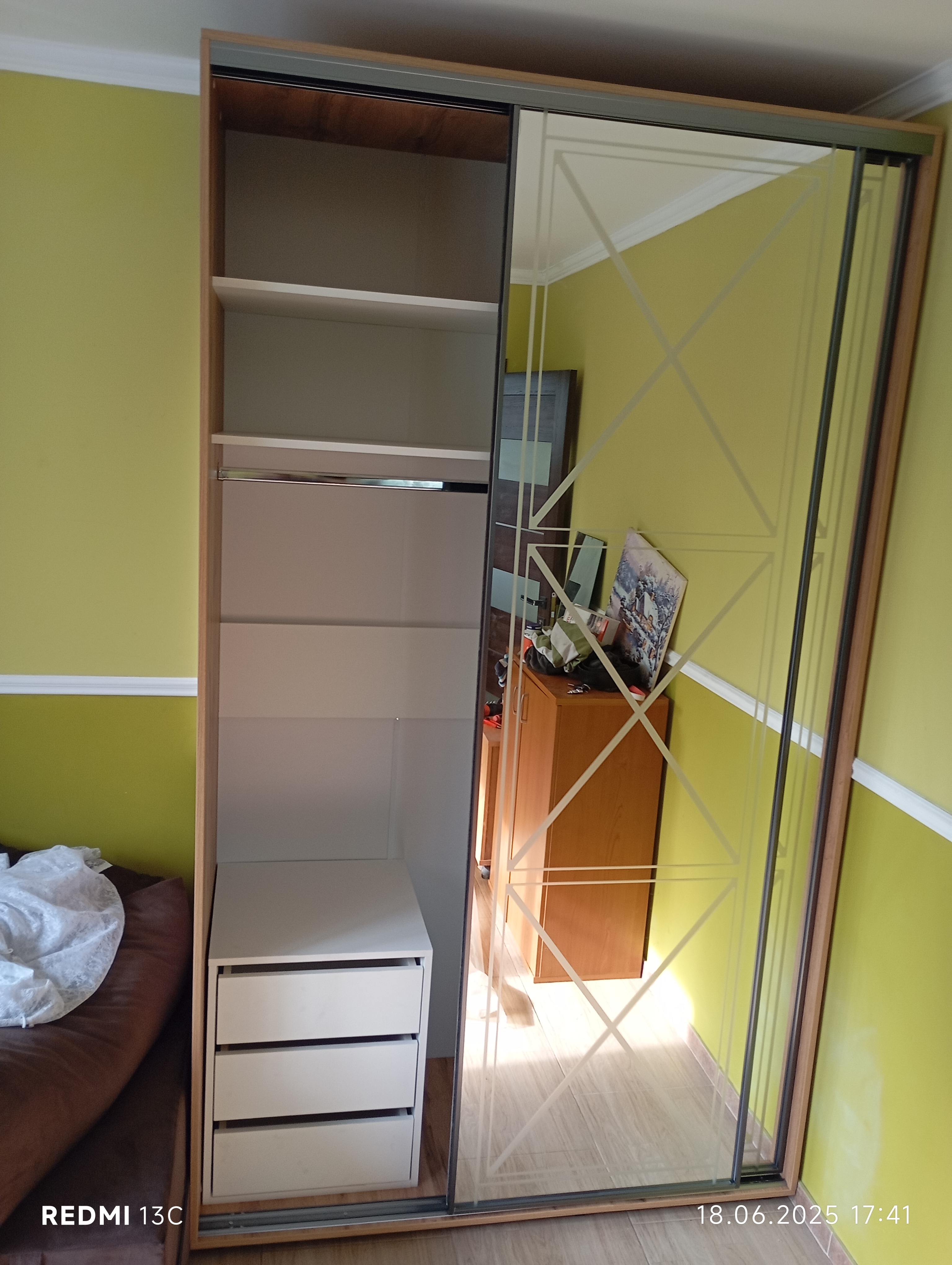 Фото 
Дзеркальна матована дводверна шафа-купе KM 2 ДХ 140х240х60 Модуль висувних шухляд, 3 шт. Дуб золотий 240 см (стандартна) Баварія графіт 