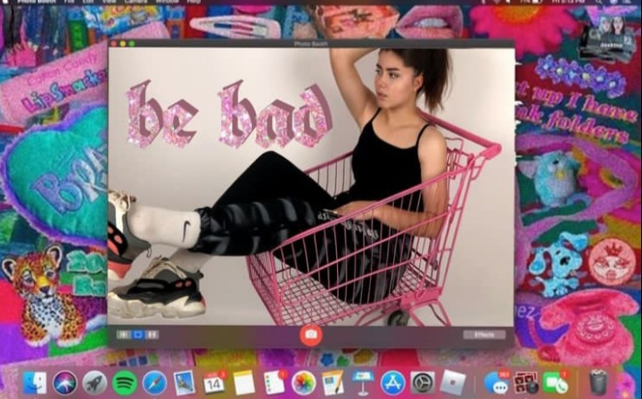 Фото Модель и разработчик собственного дизайна Be bad с элементами Nike