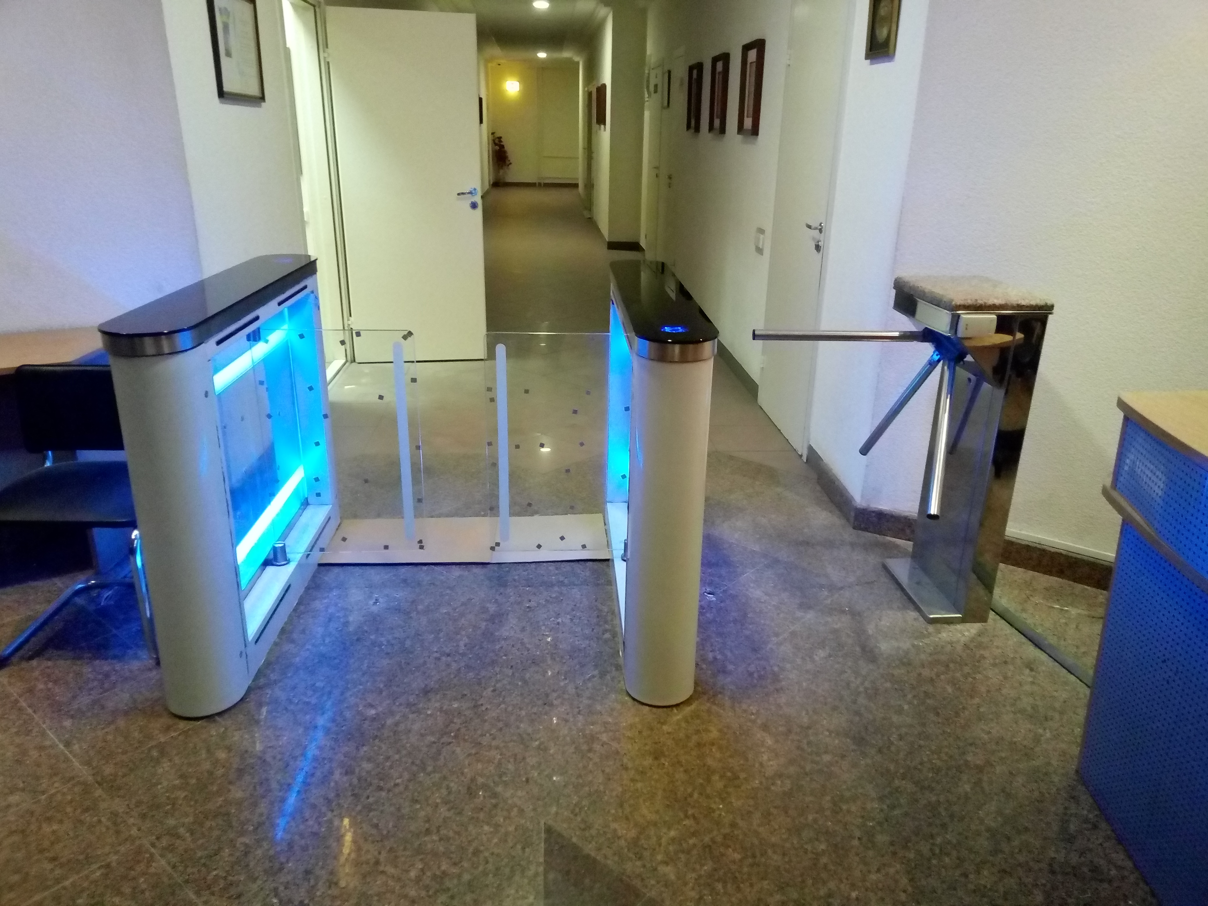 Фото Демонтаж одного трипода и пожарных калиток. Установка нового полуростового турникета. Установка СКуД. Работа выполнена в ночное время, утром система была сдана в работоспособном состоянии.