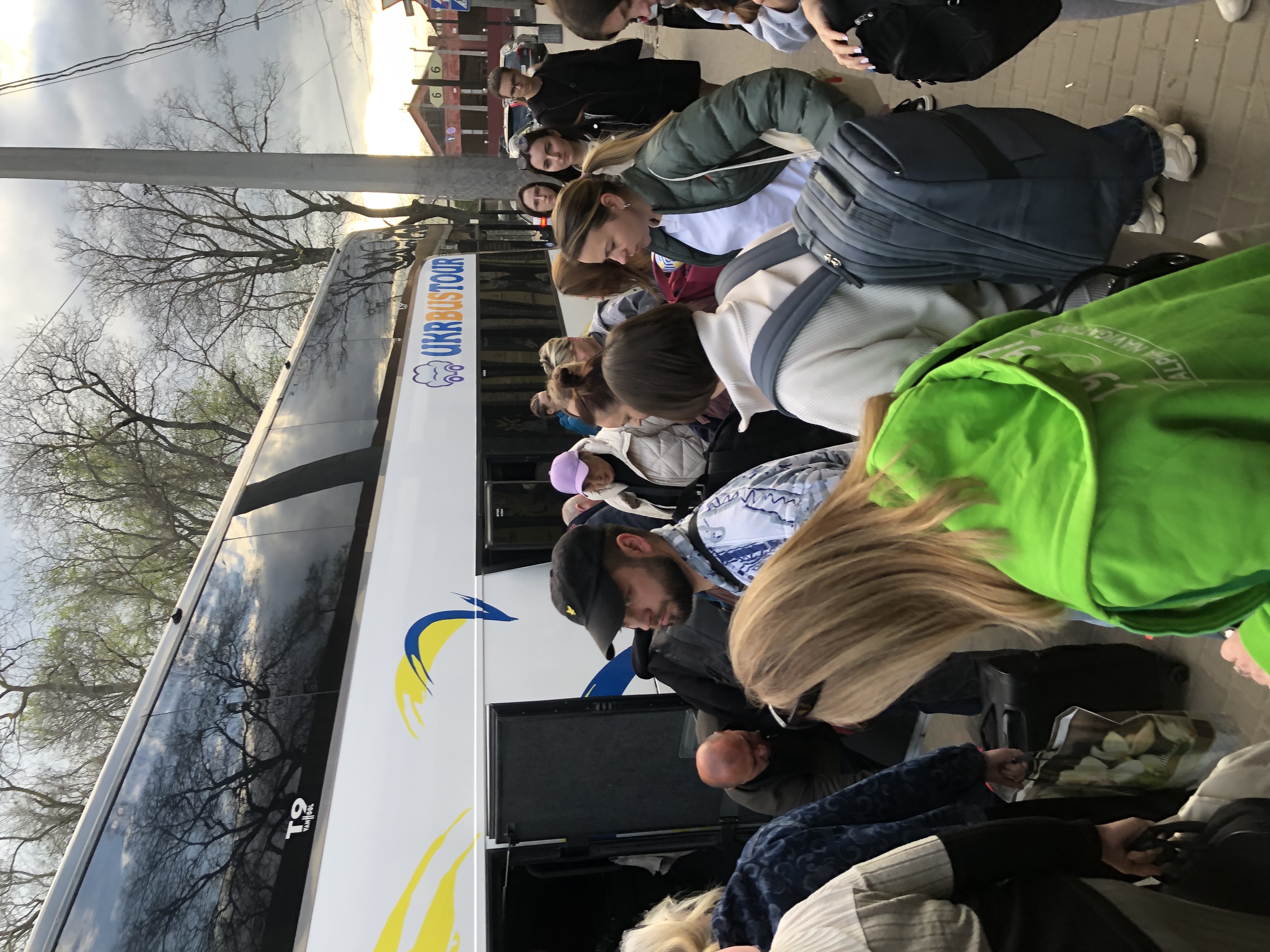 Фото зустріч документів, передач, відправлень, отримання, перевірка відправлень та надання послуг. 