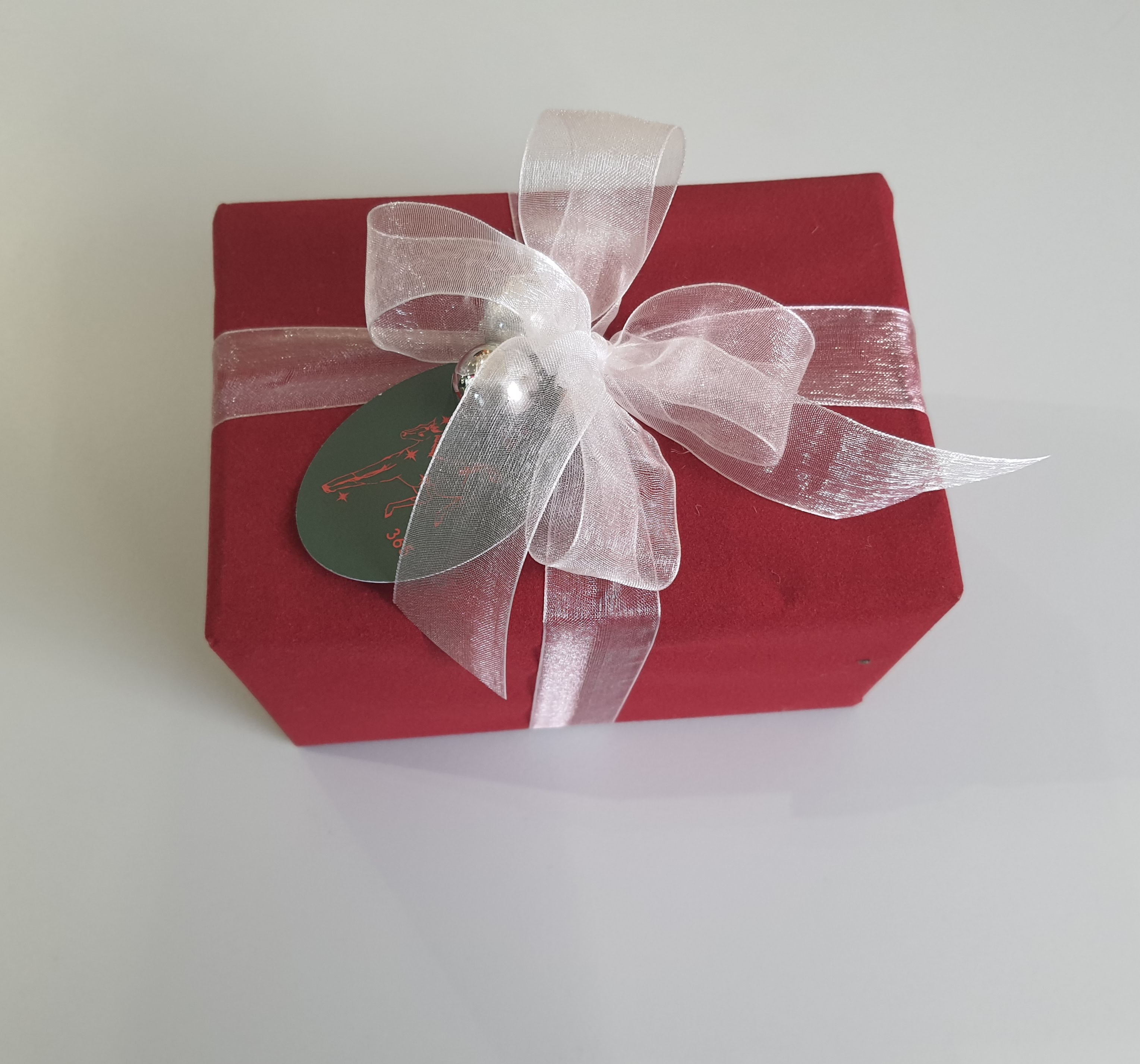Фото Пакування в оксамитовий папір і святкову стрічку з органзи