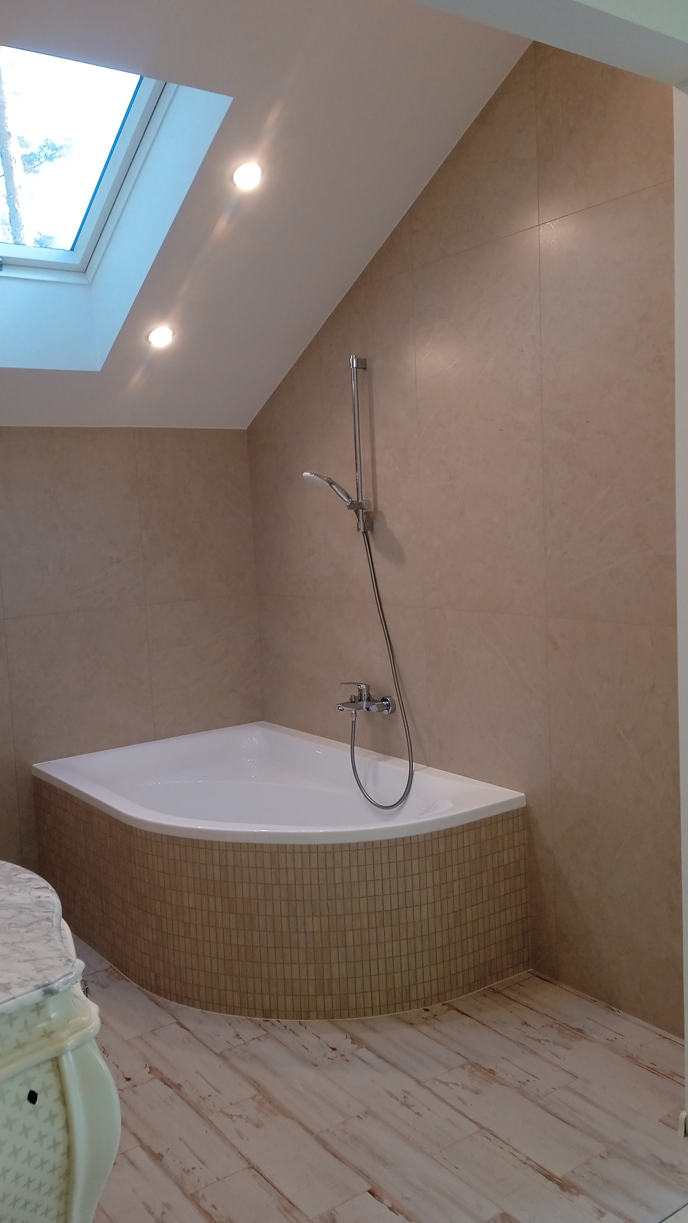 Фото облицювання радіусної ванни