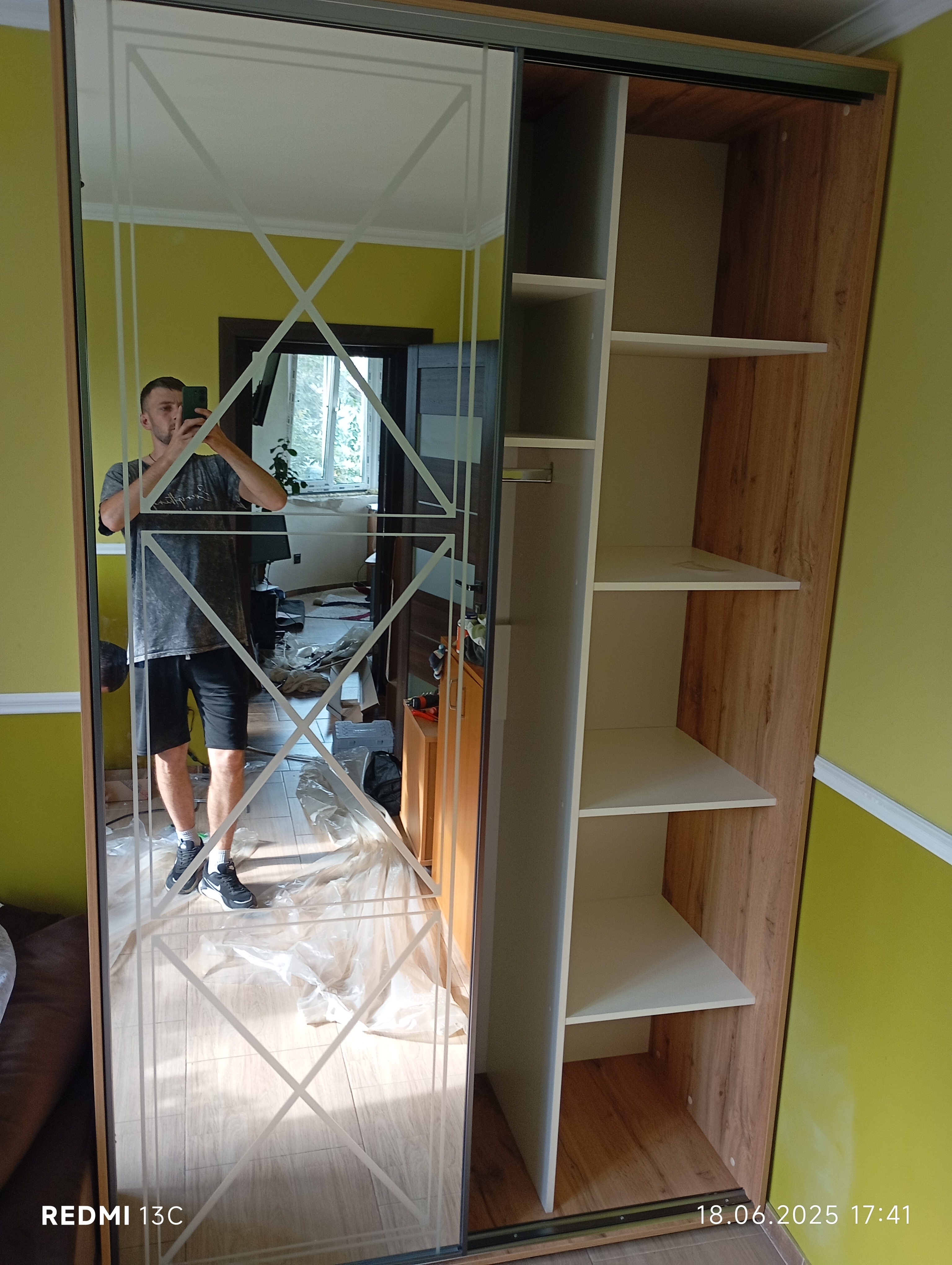 Фото 
Дзеркальна матована дводверна шафа-купе KM 2 ДХ 140х240х60 Модуль висувних шухляд, 3 шт. Дуб золотий 240 см (стандартна) Баварія графіт