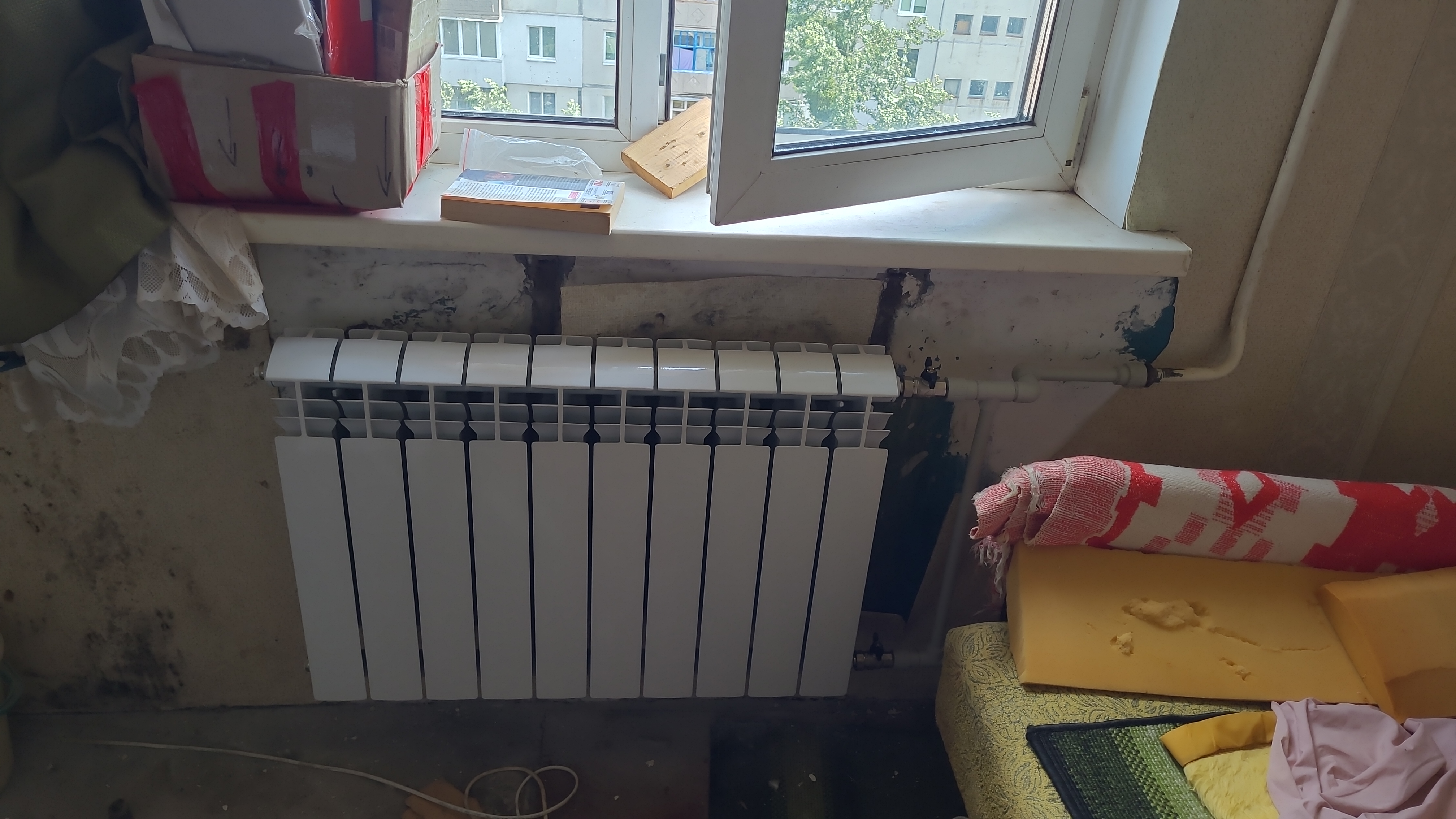 Фото монтаж радіатора системи опалення в 9 поверховому будинку