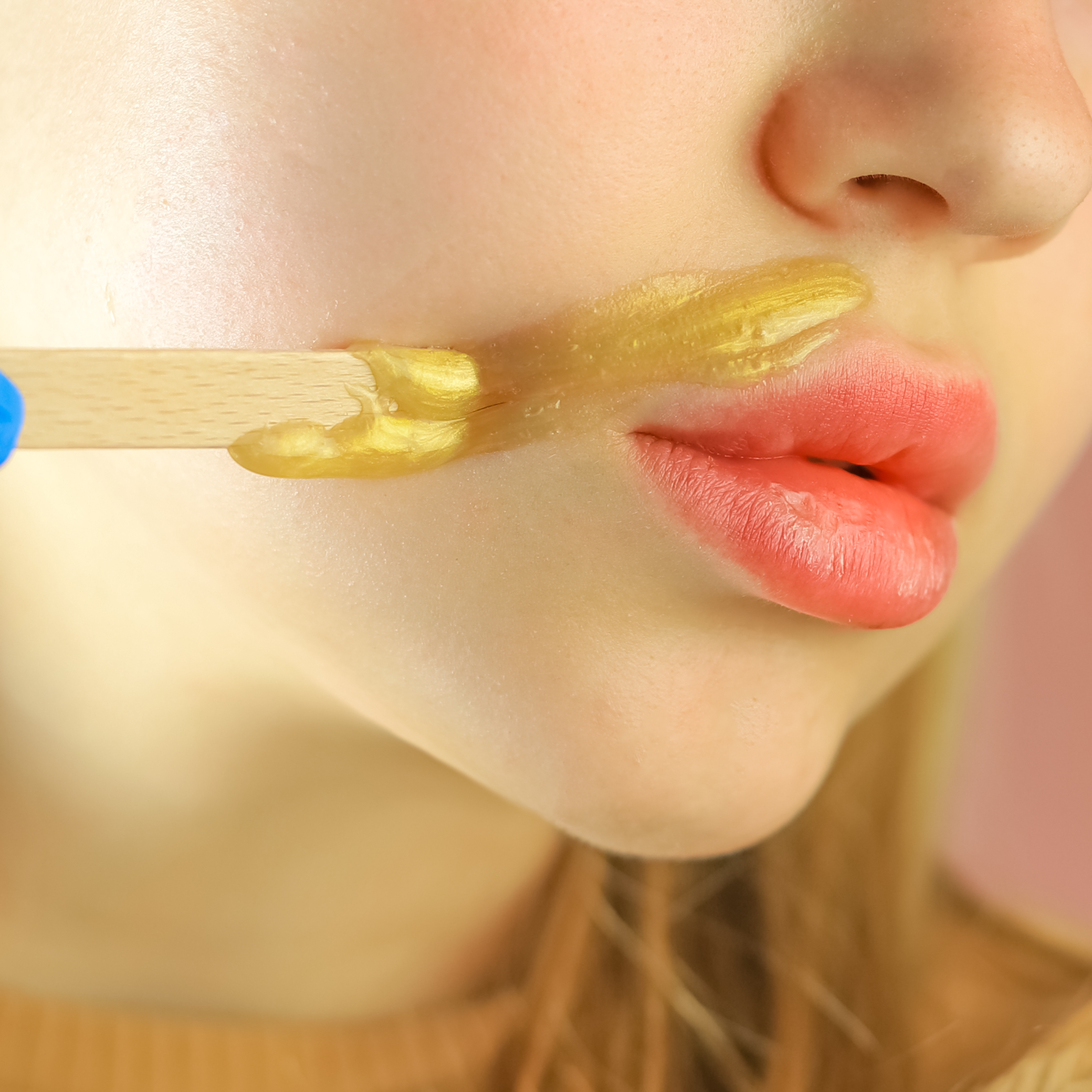 Фото обробка фотографії лиця з продуктом. ретуш + кадрування + корекція кольору. автор фото : також я
