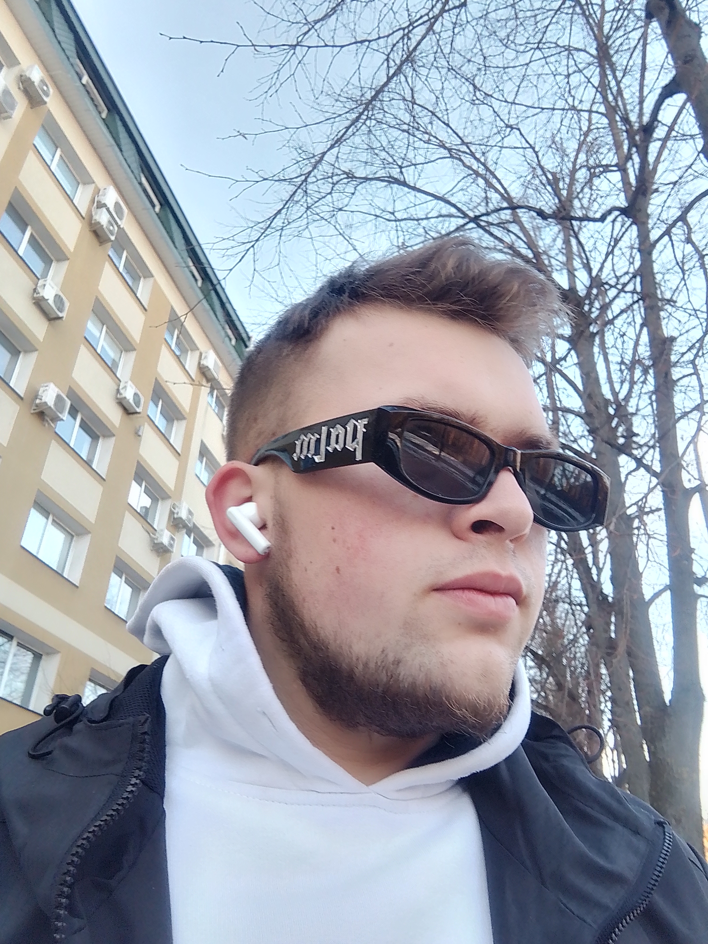 Фото Мене звати Роман студент 19 років вмію працювати з інструментами не маю проблем з фізичною робою