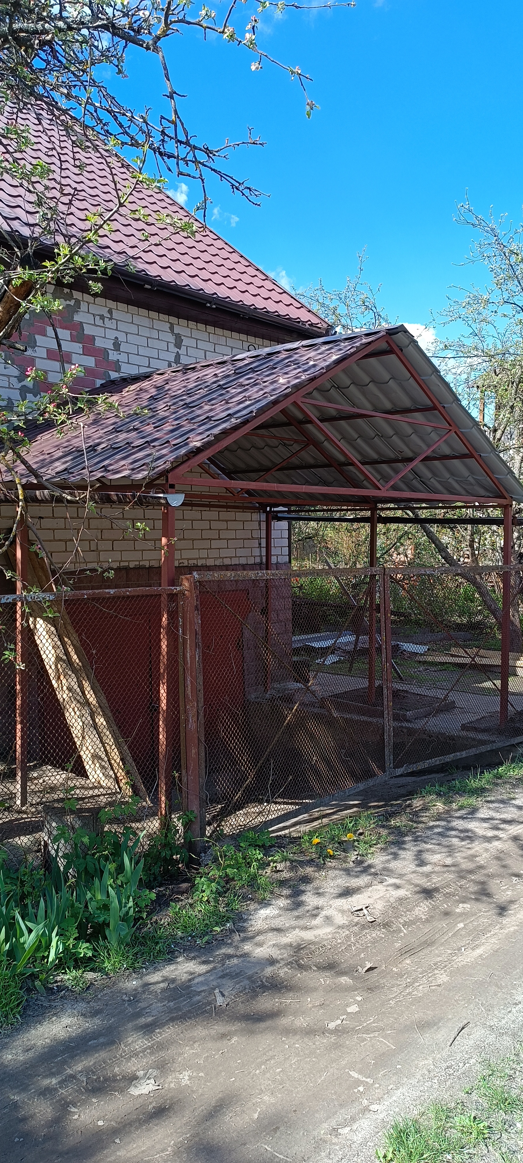 Фото Заміна навісу, який неякісно зробили та прагнуло від снігу.