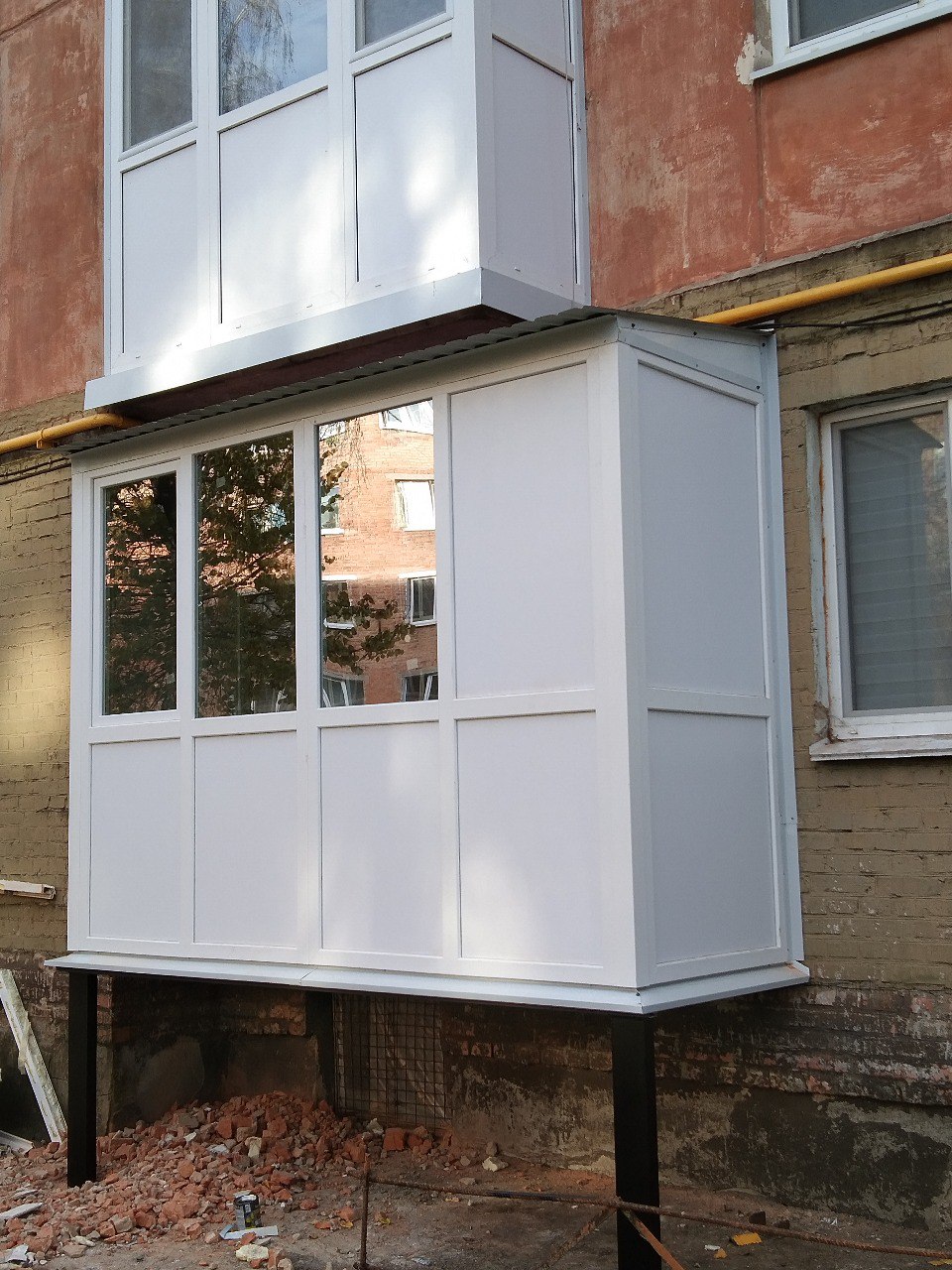 Фото Завершено проект балкону з нуля👷🧑‍🏭
📌Балкон виготовлено в профілі Steko V70(70мм) з однокамерним склопакетом та тонуванням скла "Silver".
📌Плита на каркасі з профтруби 50*50*3мм підшита профнастилом та опорними колонами з 12 швеллера.
📌Дах на каркасі з профтруби 40*25*3 з елементами декору з оцинкованої сталі та покриттям з профнастилу.