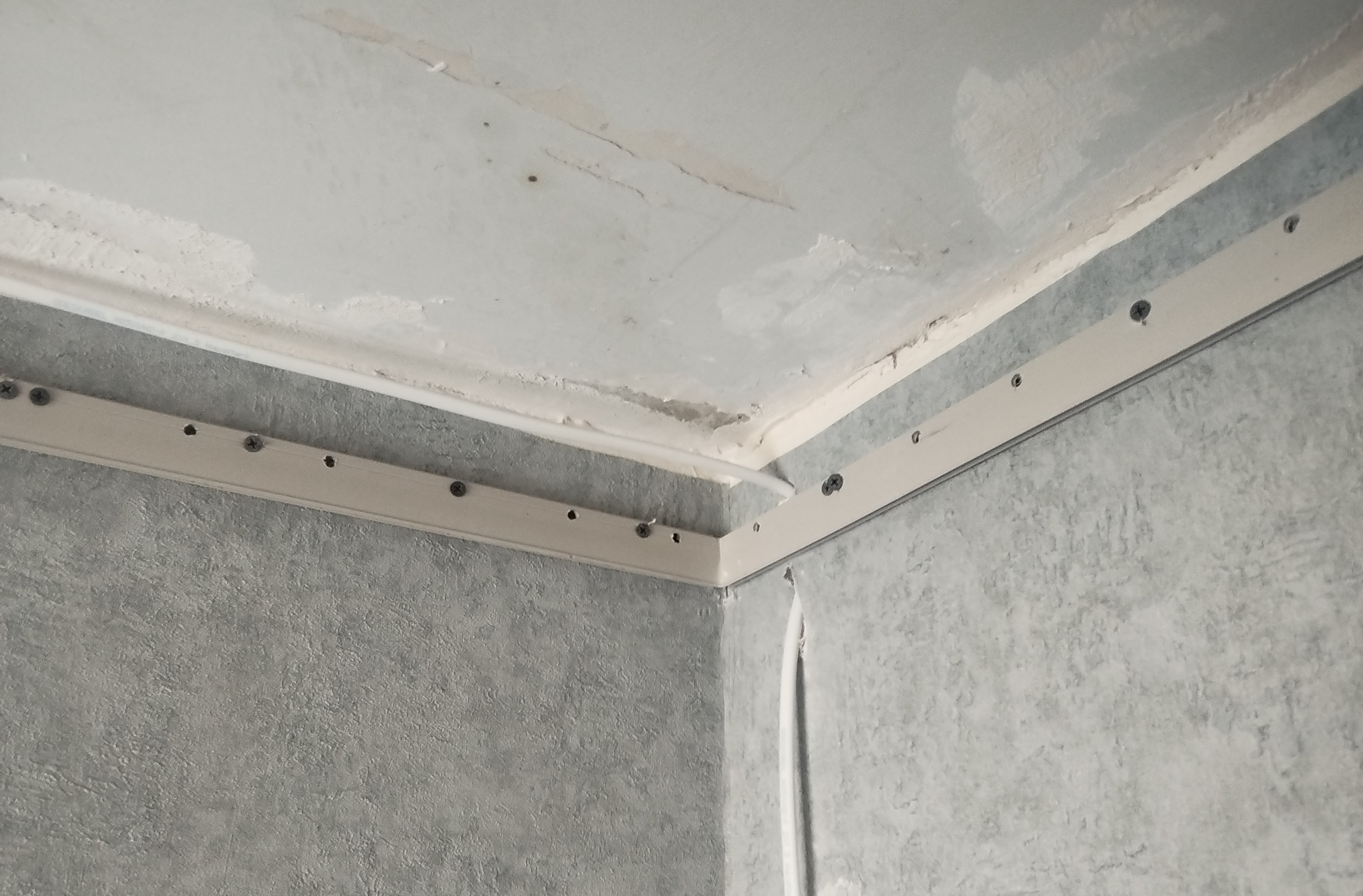 Фото Було проведено роботу з підключенням кабелю для підсвітки шафи . З акуратним демонтажем натяжної стелі. А потім все повернув назад як було. Робота виконана  акуратно 
