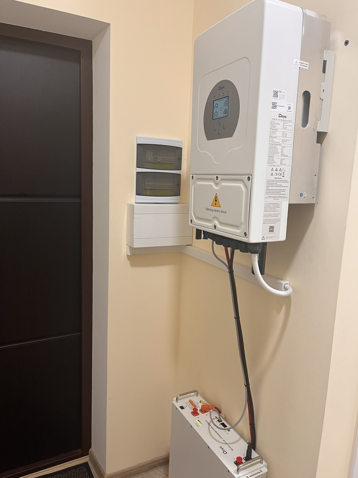 Фото Монтаж та підключення гібридного інвертора та АКБ для резервного живлення.