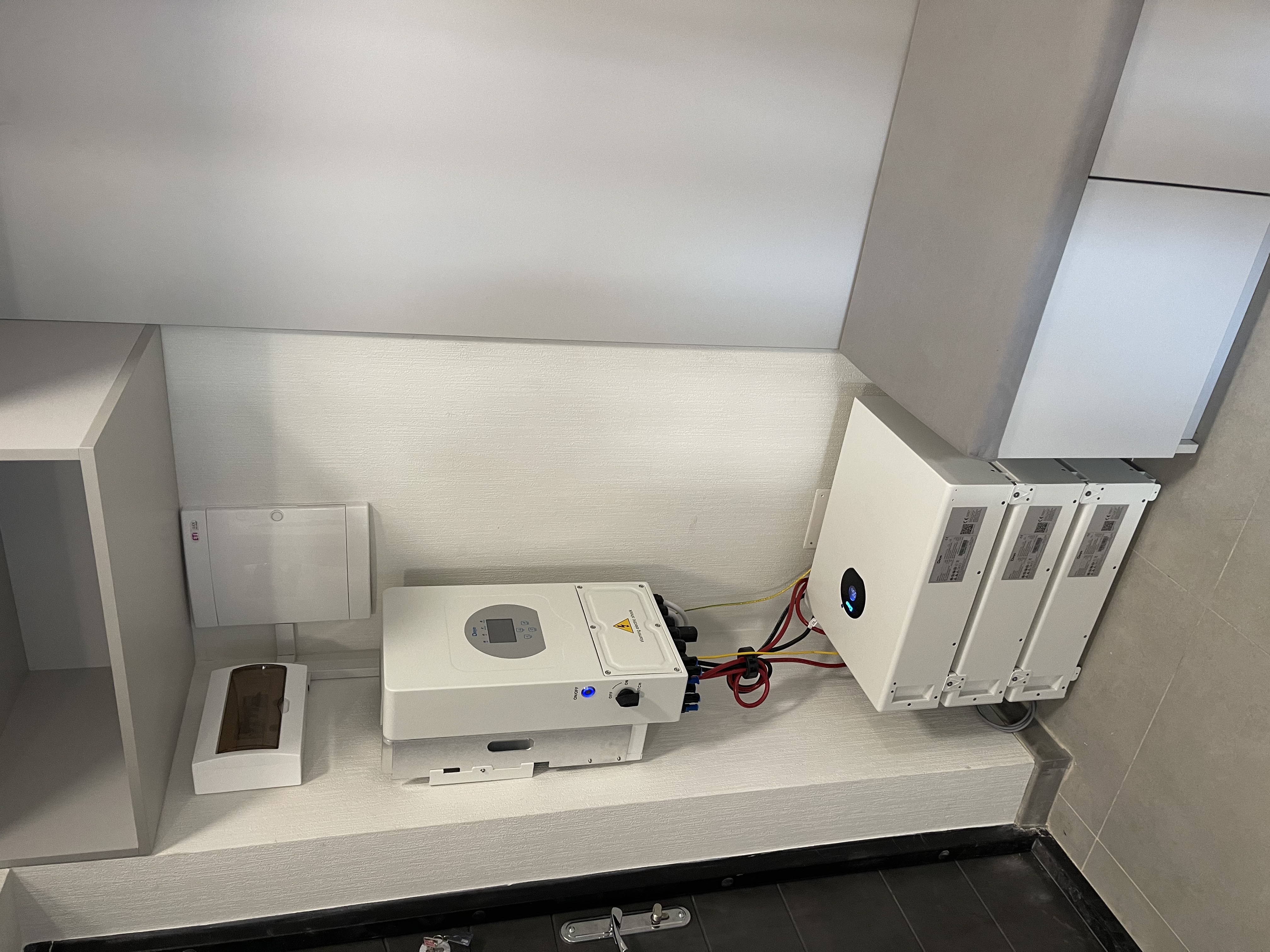 Фото deye 8kwt + 3 батареї по 5квт
