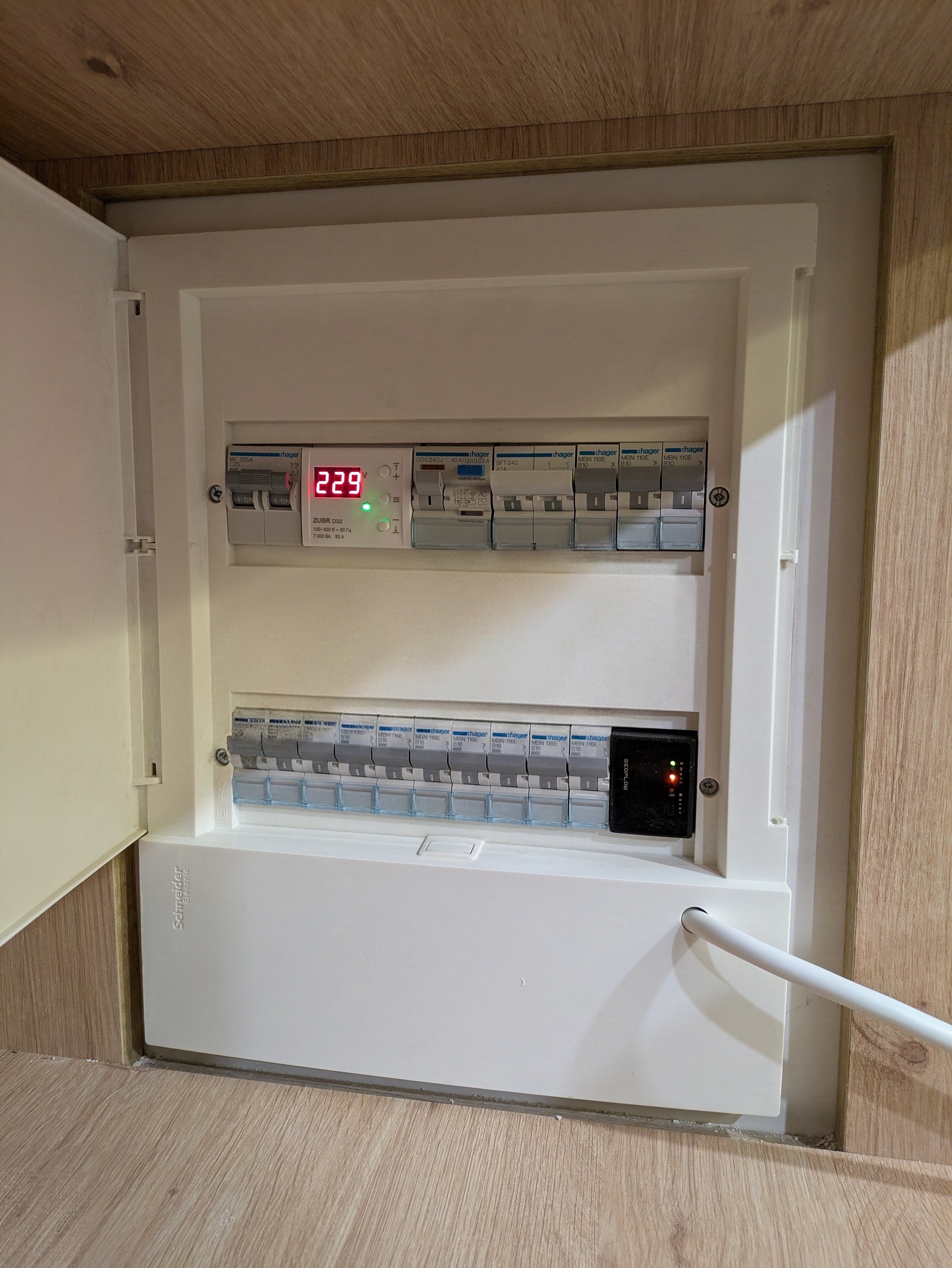 Фото Підключення розумного лічильника Smart Meter EcoFlow.

(лічильник призначений для цифрового обліку та моніторингу споживання електроенергії в режимі реального часу та в даній ситуації слугуватиме також контролером для підмішування енергії з АКБ зарядної станції в мережу оселі. Використовуючи двохзонний лічильник "День-Ніч", зарядна станція EcoFlow за сценарієм буде заряджатися вночі за дешевим тарифом, а в години пік коли тариф на електроенергію дорожчий, зарядна станція за сценарієм буде підмішувати з АКБ в оселю накопичену енергію куплену за дешевим "нічним" тарифом, що суттєво економить кошти на ел. енергію)

Підключення зарядної станції EcoFlow до ел. мережі квартири для резервного живлення.
