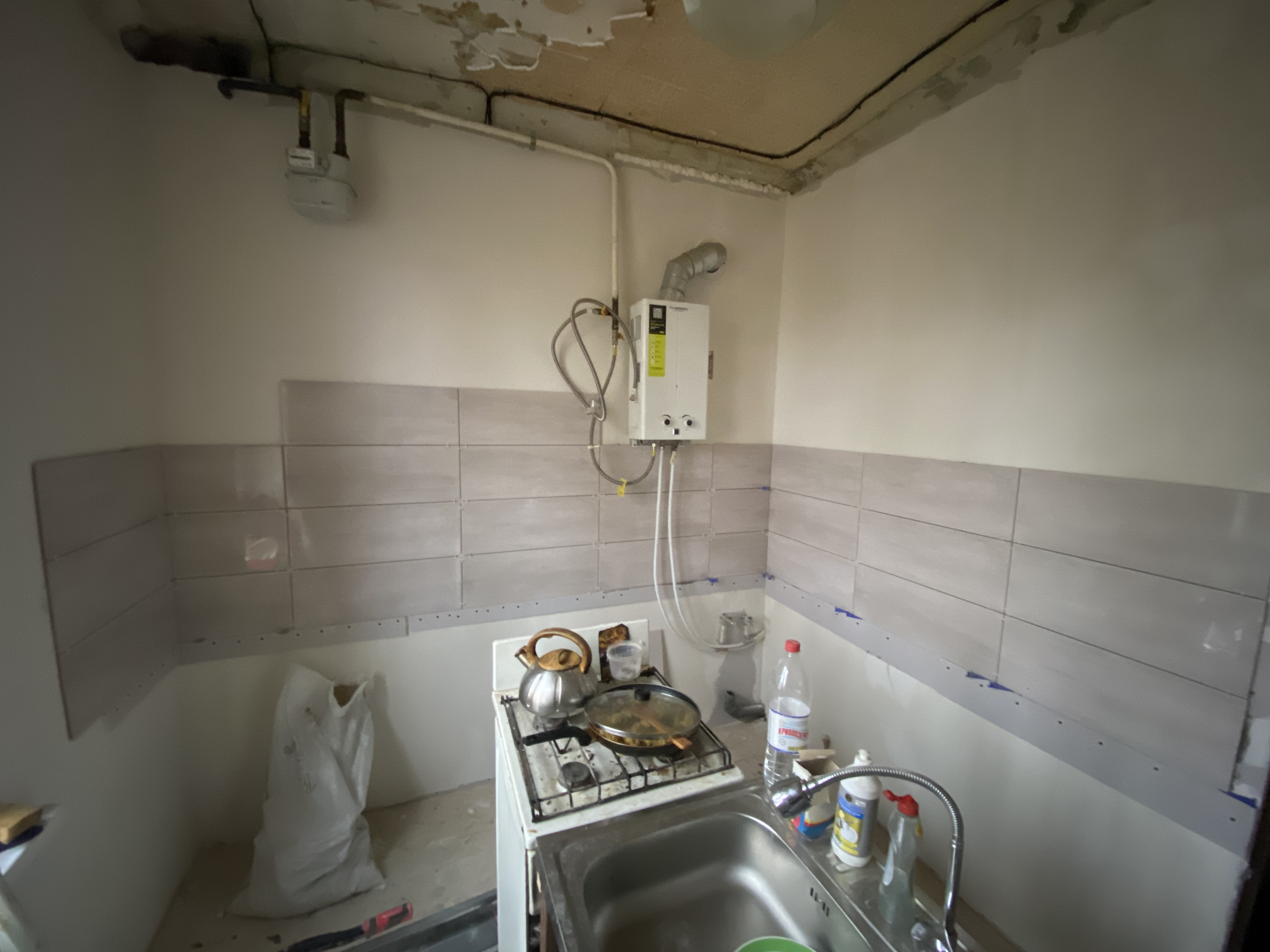 Фото Укладка плитки на робочу зону.