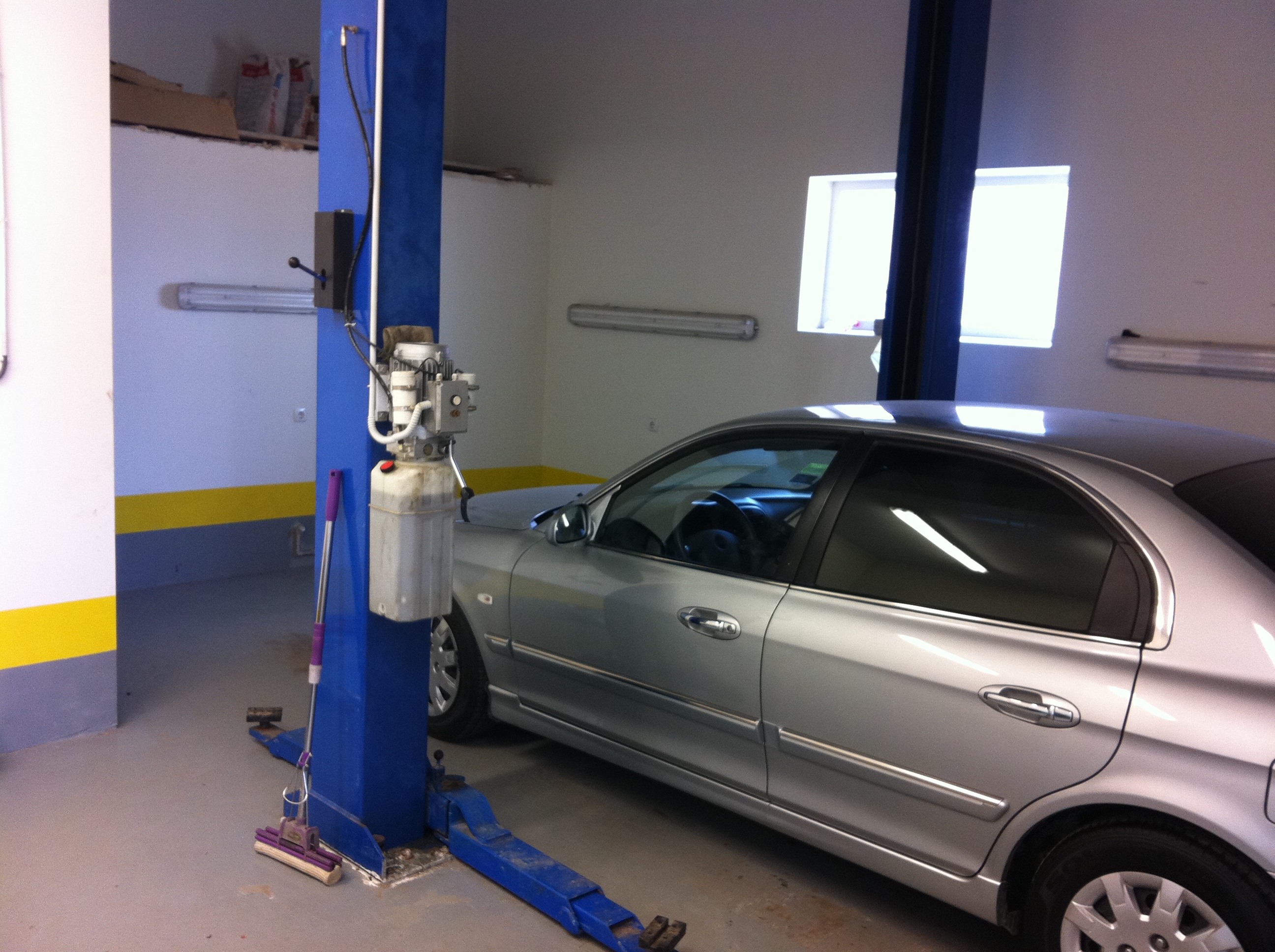 Фото Кваліфіковані спеціалісти здійснюють всі види малярних та рихтувальних  робіт. 
Комп’ютерний підбір фарб.
Автомагазин. Запасні частини.
Відновлення геометрії кузова автомобіля з застосування платформенного стапелю.
Автомагазин.
Зварювання аргоном.
