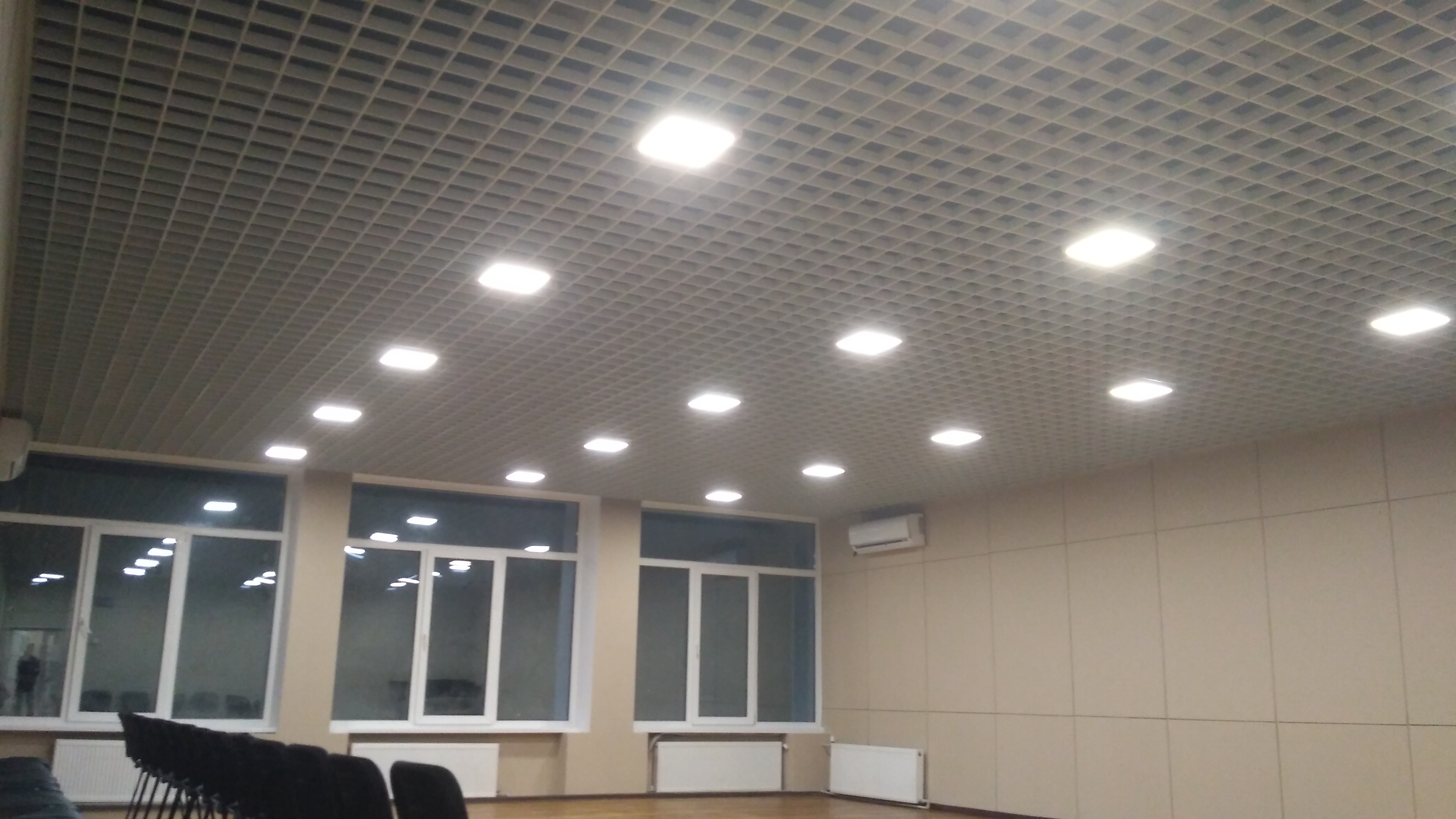 Фото Монтаж освещения в потолке Грильято 