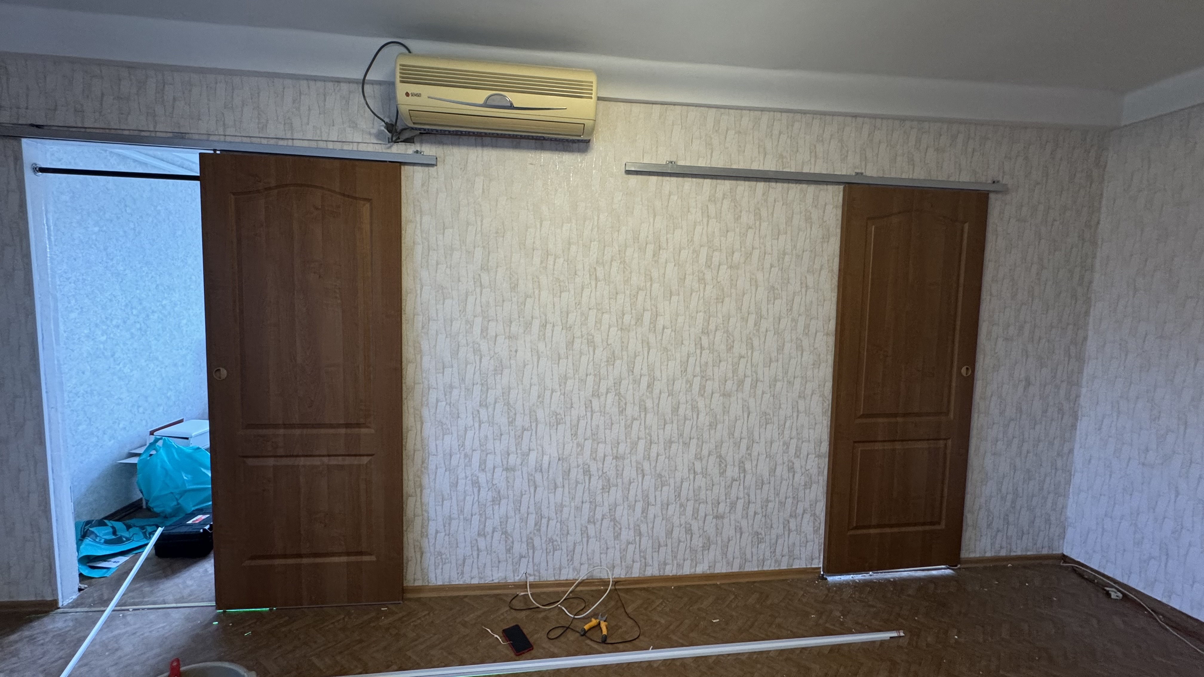Фото Комплексні роботи з поклейки шпалер: підготовка стін, нанесення клею, наклеювання та підрізання полотен. Акуратне оформлення кутів і примикань. Тривалість робіт — 1 день