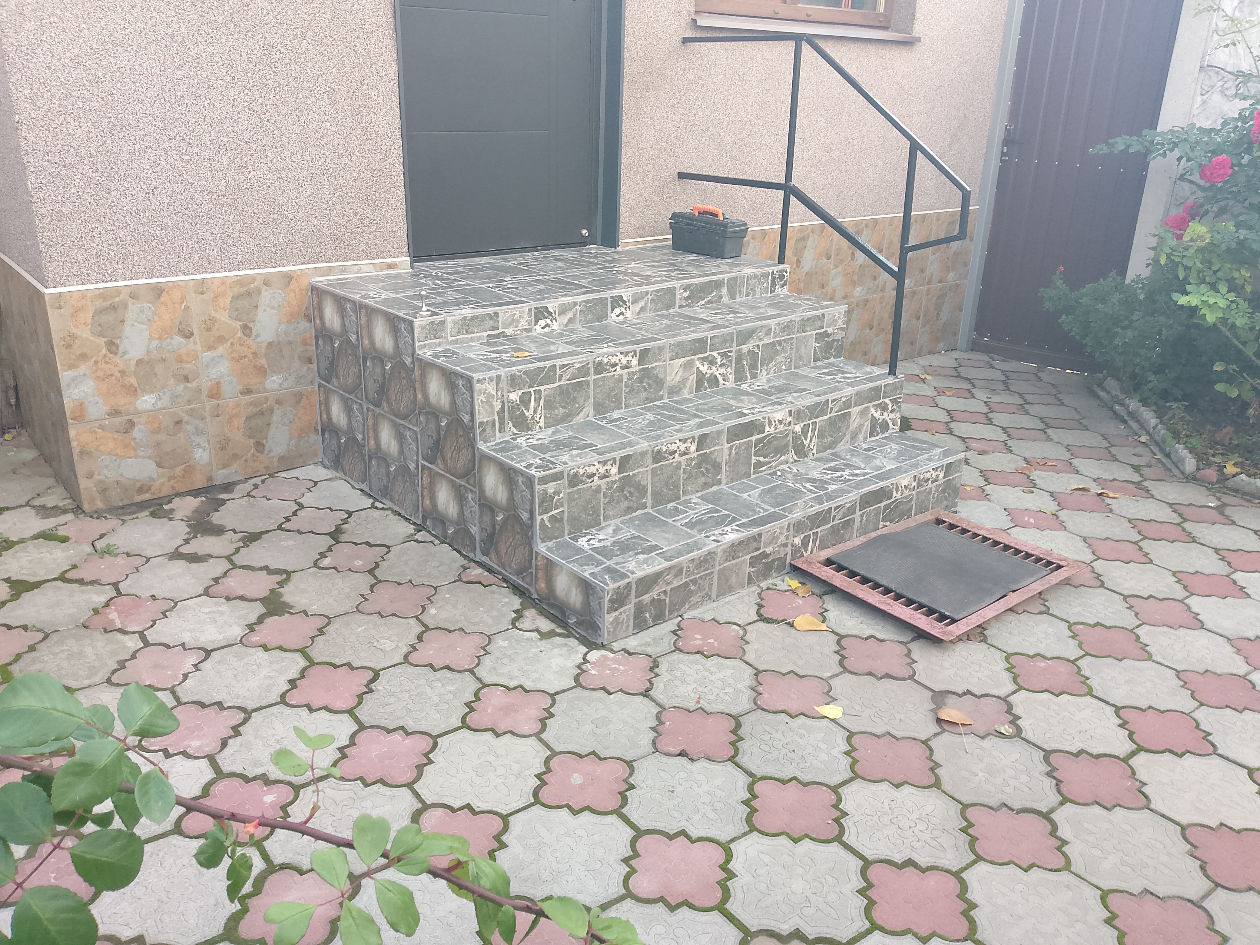 Фото оздоблення сходів керамо-гранітом