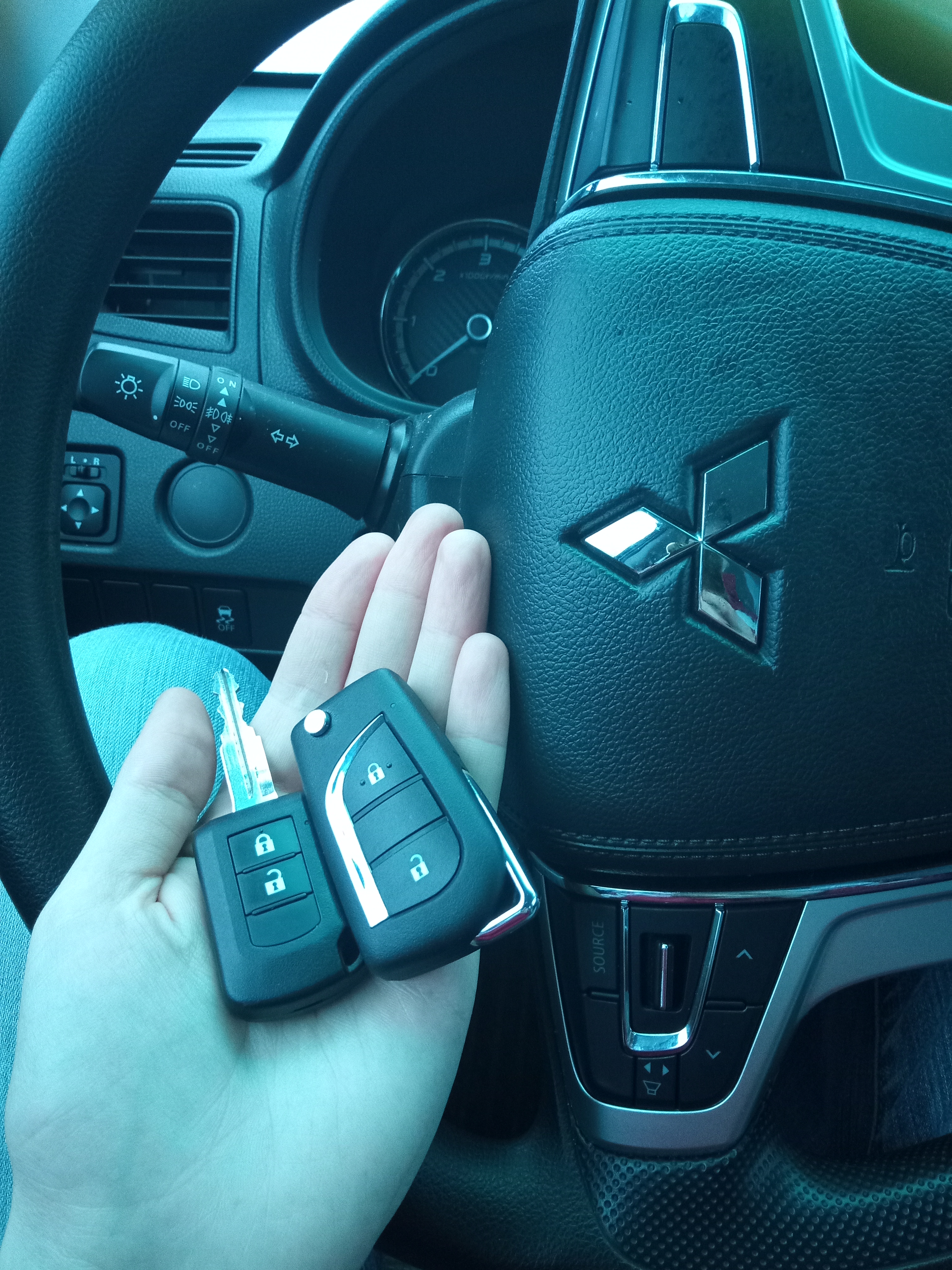Фото Запрограмував другий ключ на дві кнопки під викидну систему для Mitsubishi 