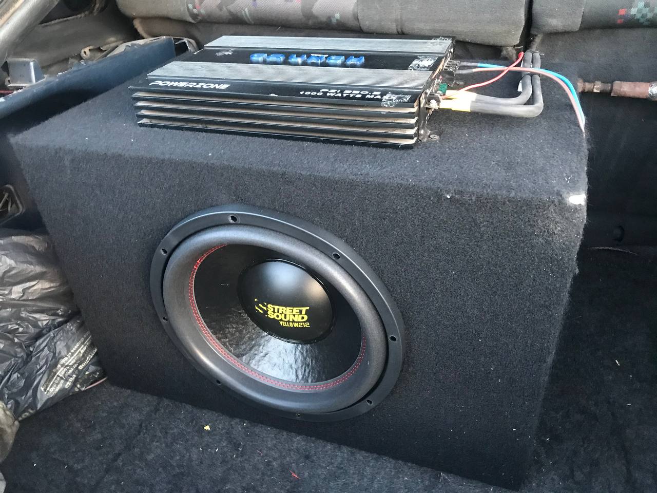 Фото установка автозвука в авто