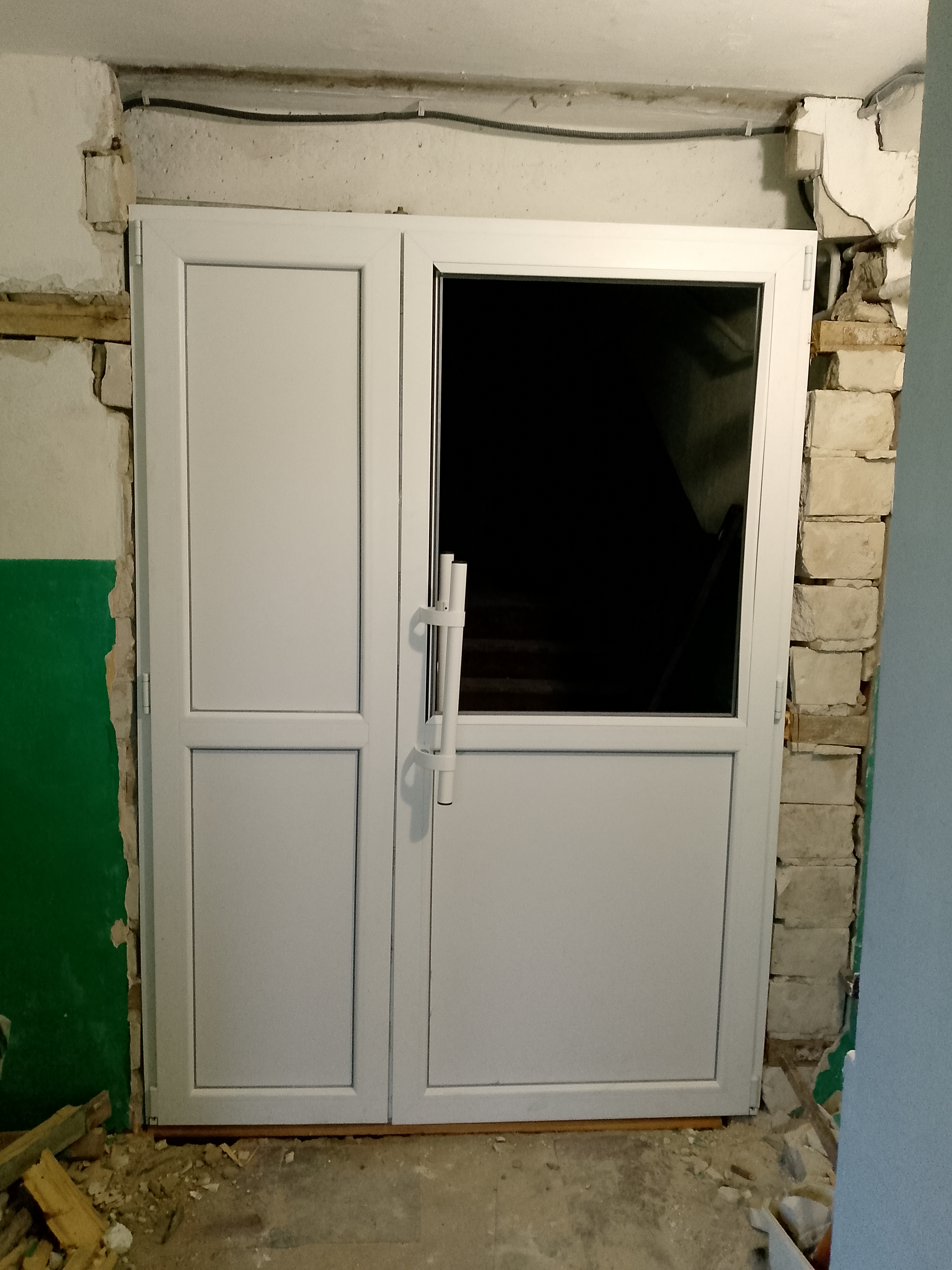 Фото монтаж та регулювання металопластикових дверей 