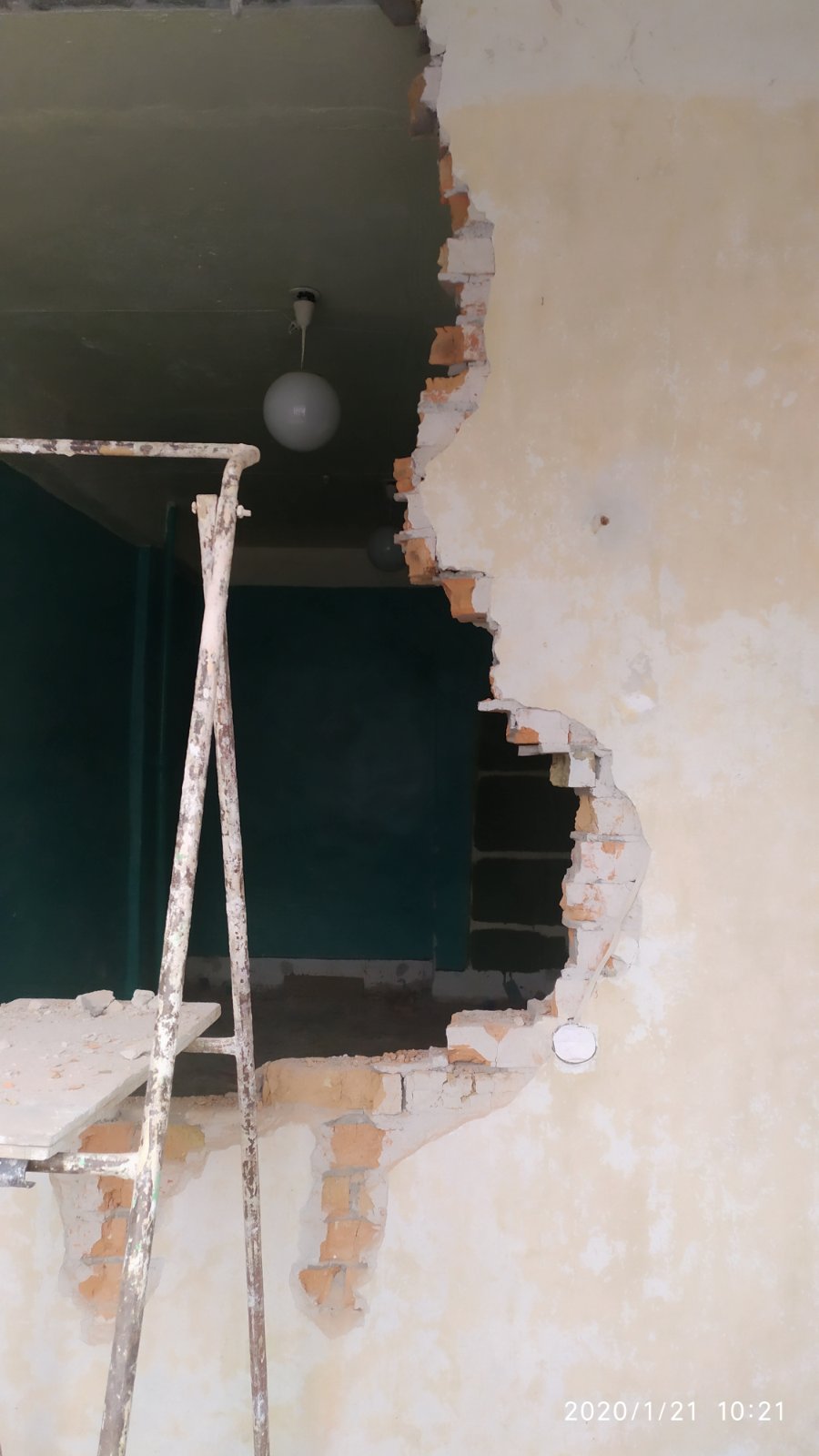 Фото Демонтаж стен в санузле в школе