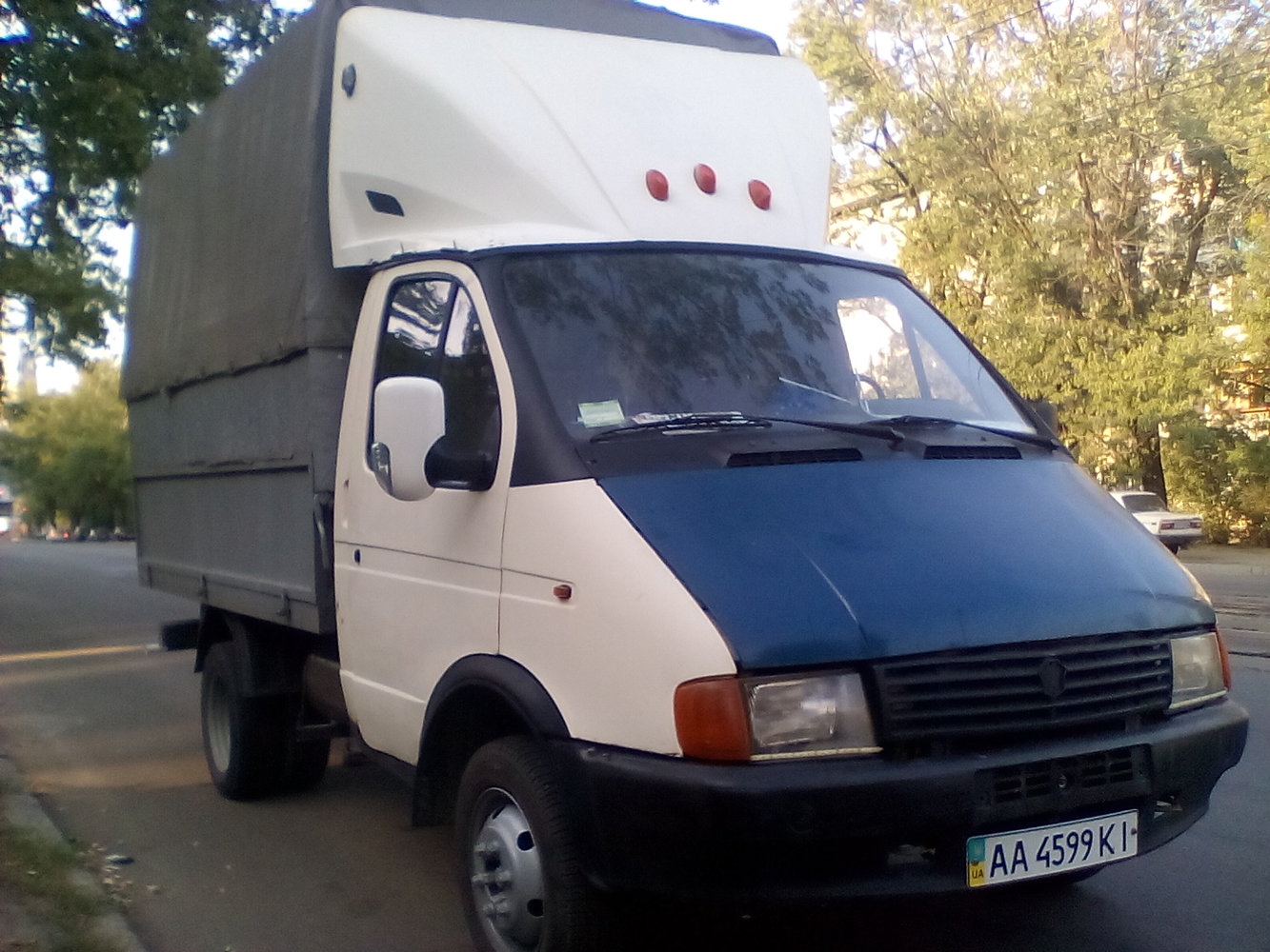 Фото Грузоперевозки по Киеву и Украине ГАЗель. Объем перевозимого груза-12 м.куб., 1,5 тонны., Габаритные размеры: длина- 3,10 м., Ширина-2,0 м., Высота- 2,10 м.
Автомобиль оборудован для перевозки мебели и бытовой техники.